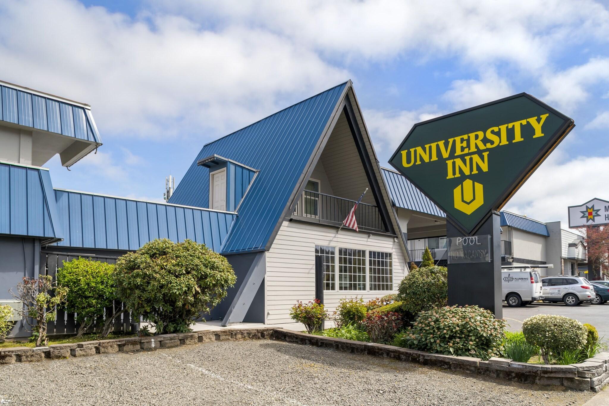 Vista Exterior University Inn & Suites