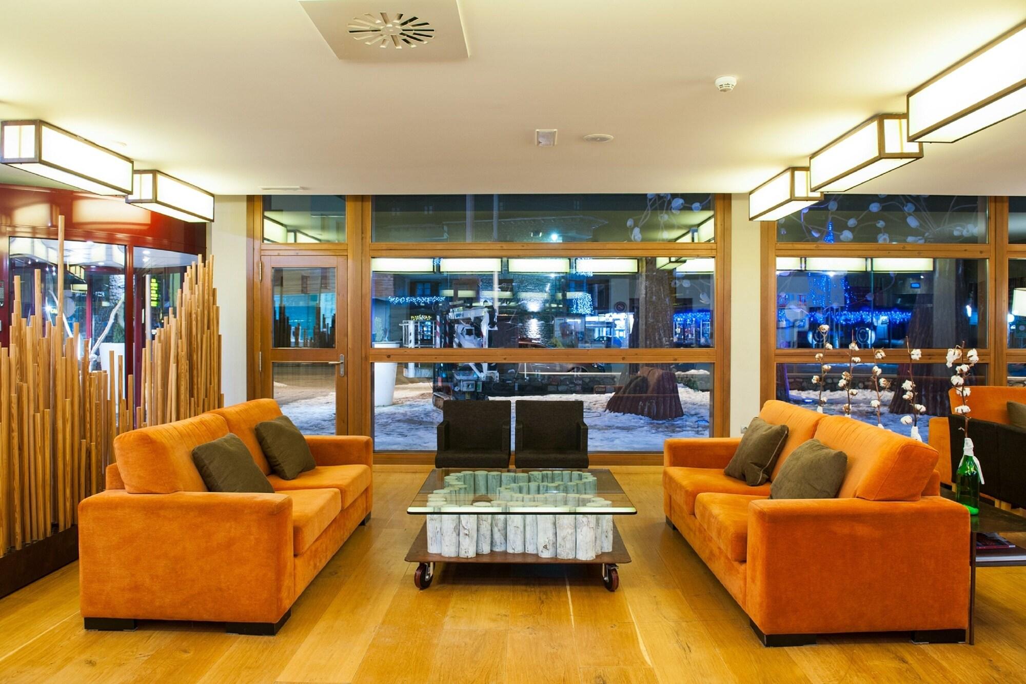 Vista Lobby SOMMOS Hotel Aneto