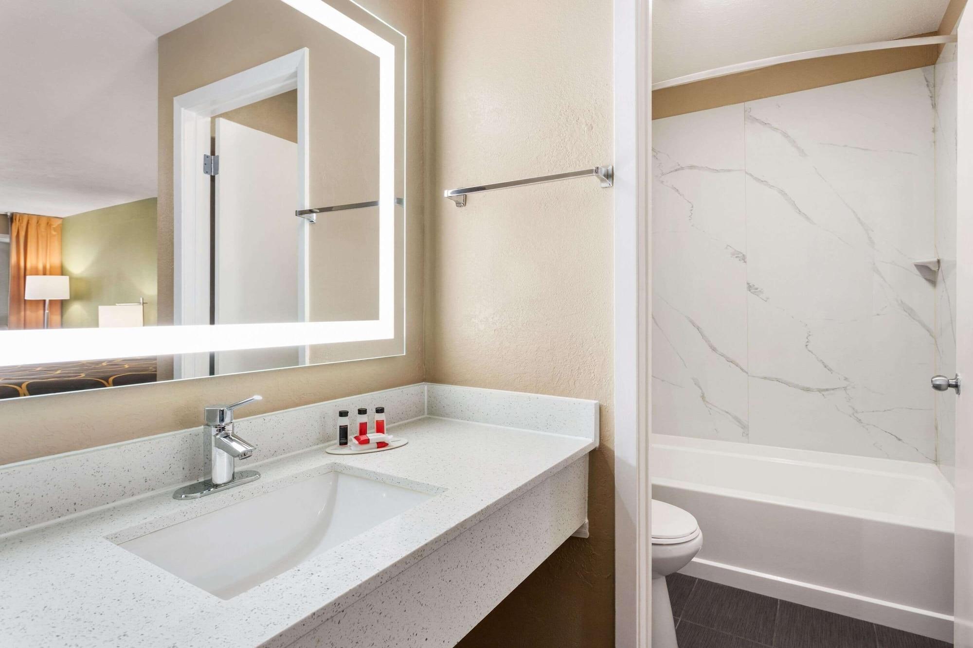 Equipamiento de Habitación Super 8 by Wyndham Brookhaven