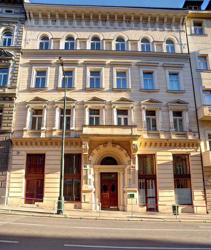 Vista da fachada Bohemia Plaza Hotel