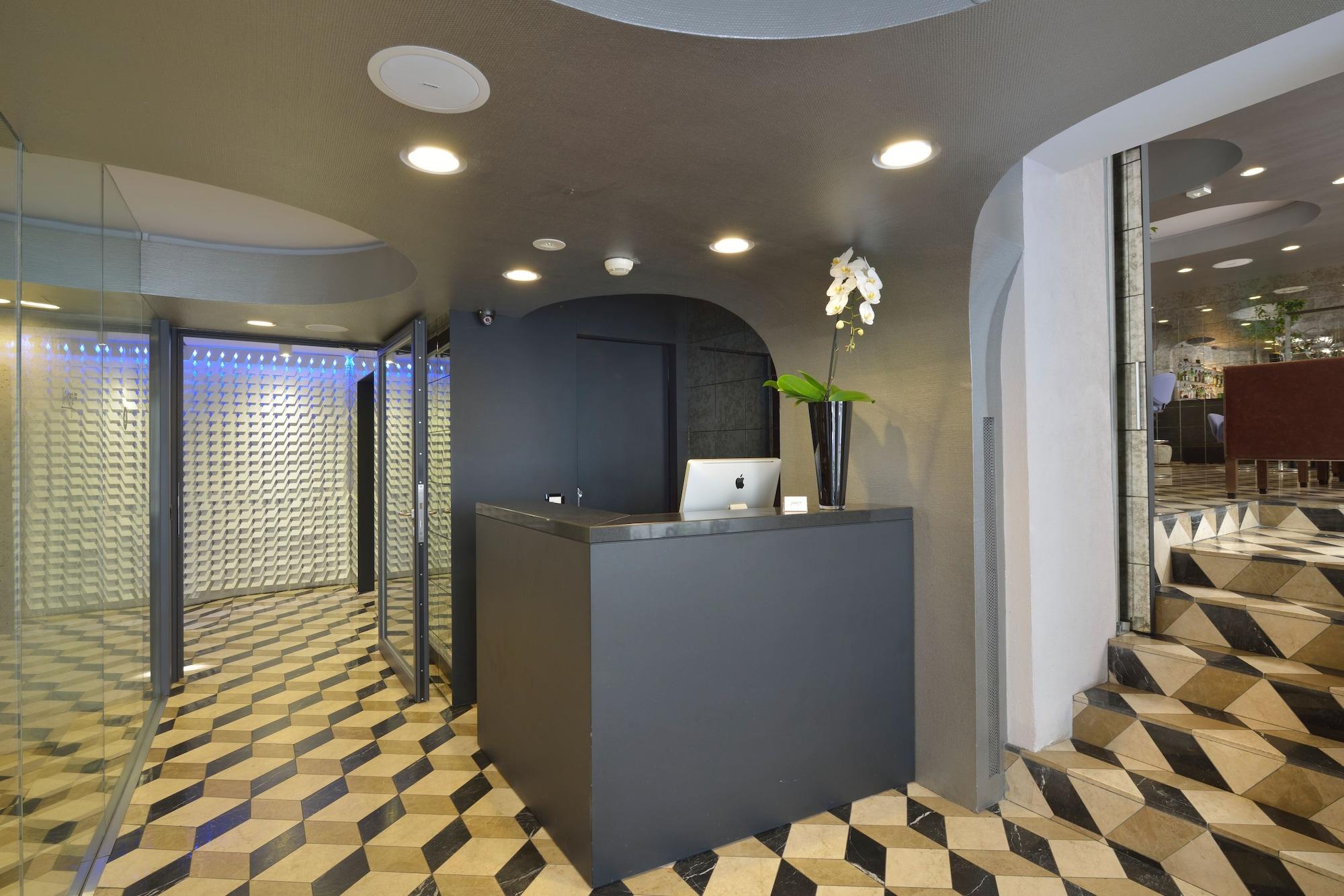 Vista Lobby Vander Urbani Resort – a Member of Design Hotels
