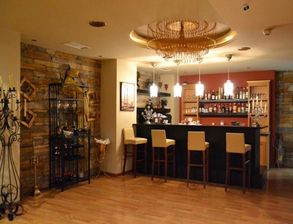 Bar/Salón Hotel Queens Leriotis
