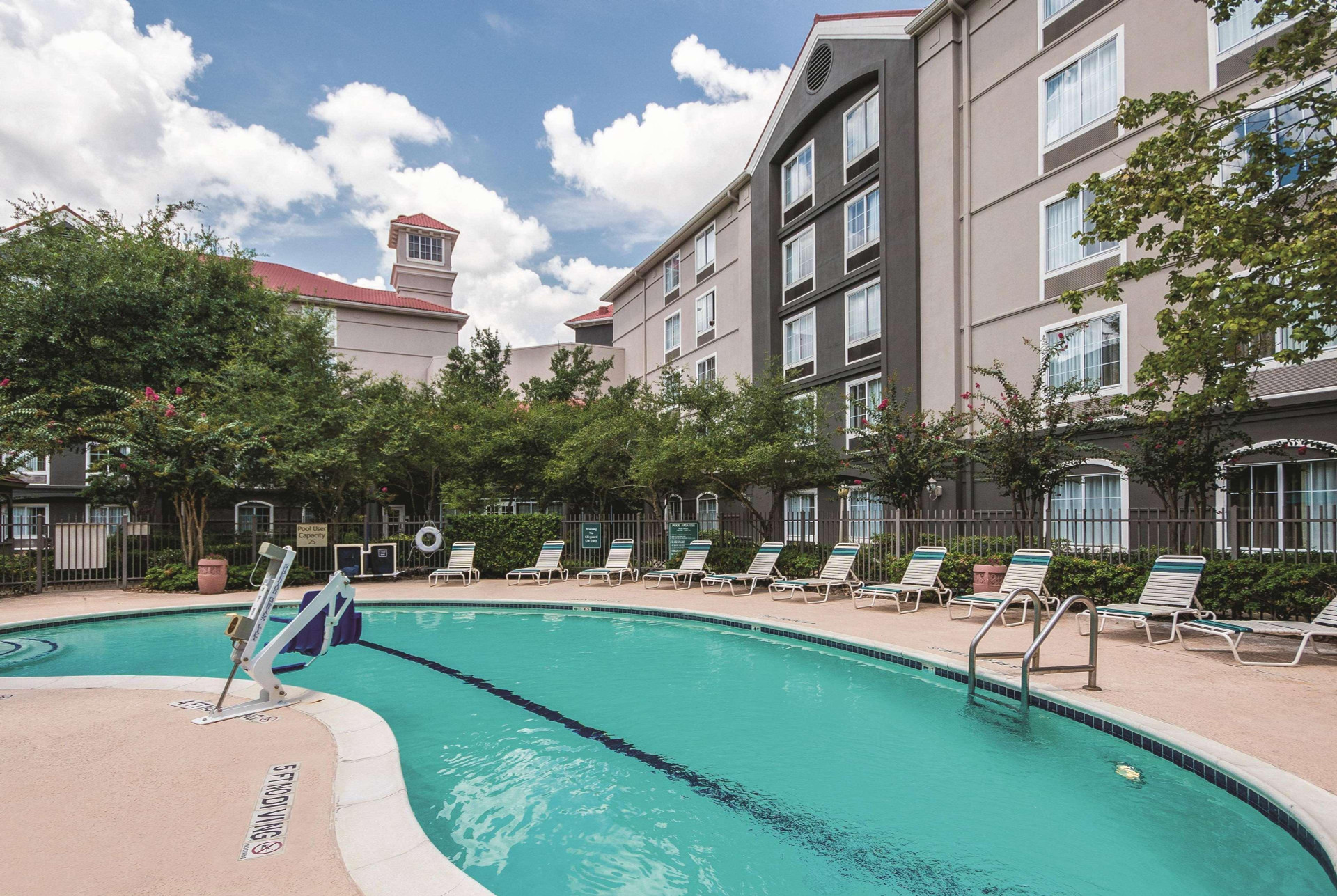 Vista Piscina La Quinta Inn & Suites by Wyndham Houston Bush IAH
