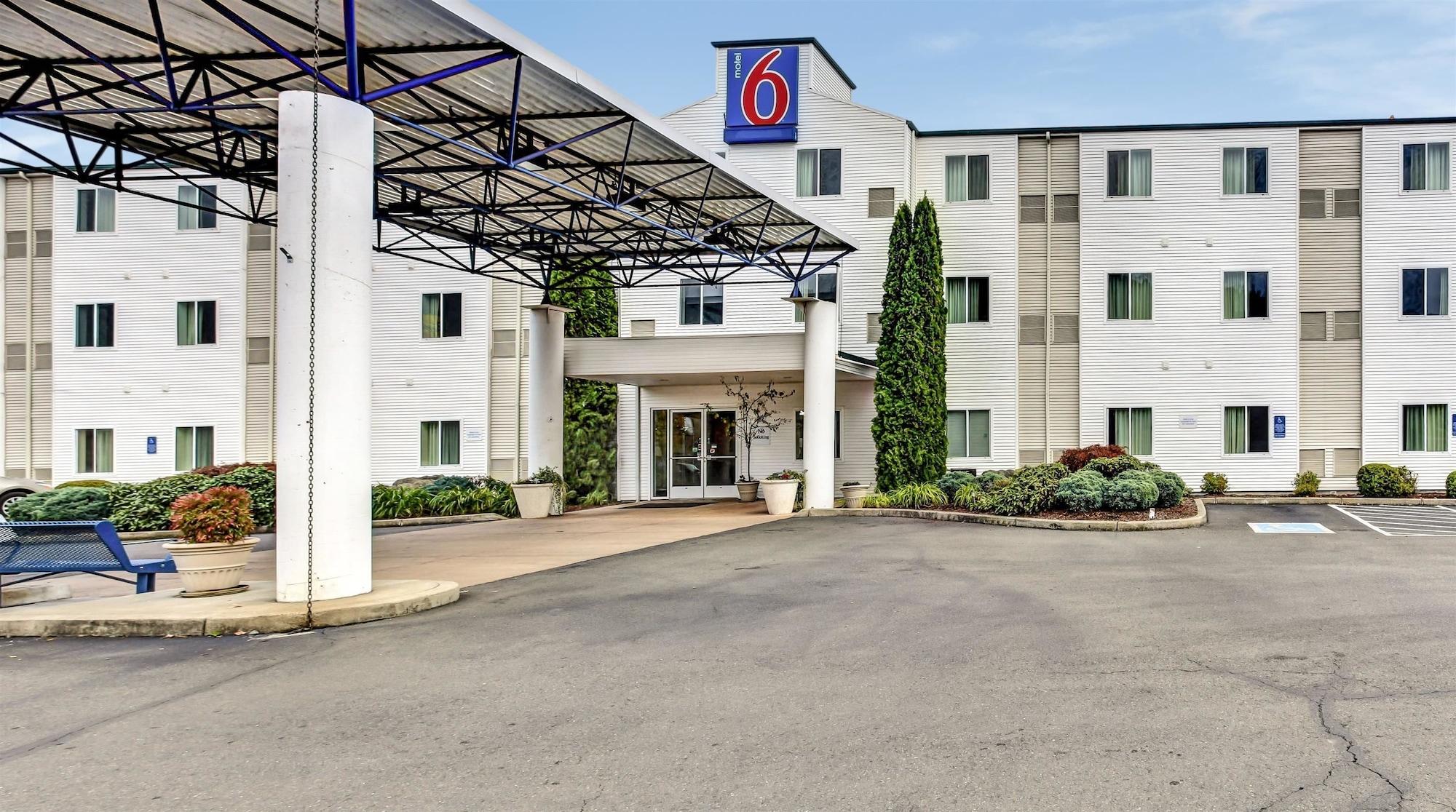 Varios Motel 6 Roseburg, OR