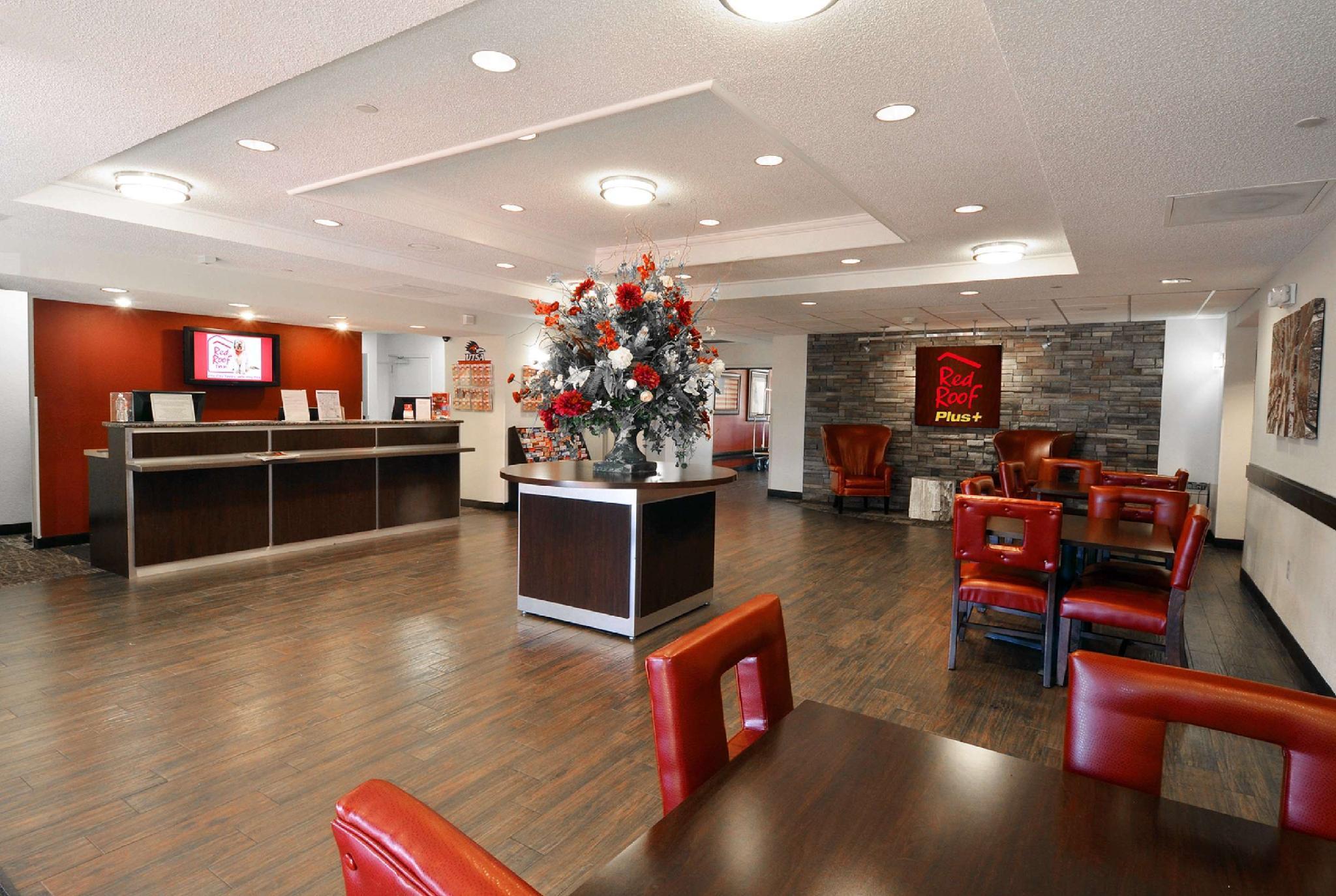 Vista Lobby Red Roof Inn PLUS+ San Antonio Downtown - Riverwalk
