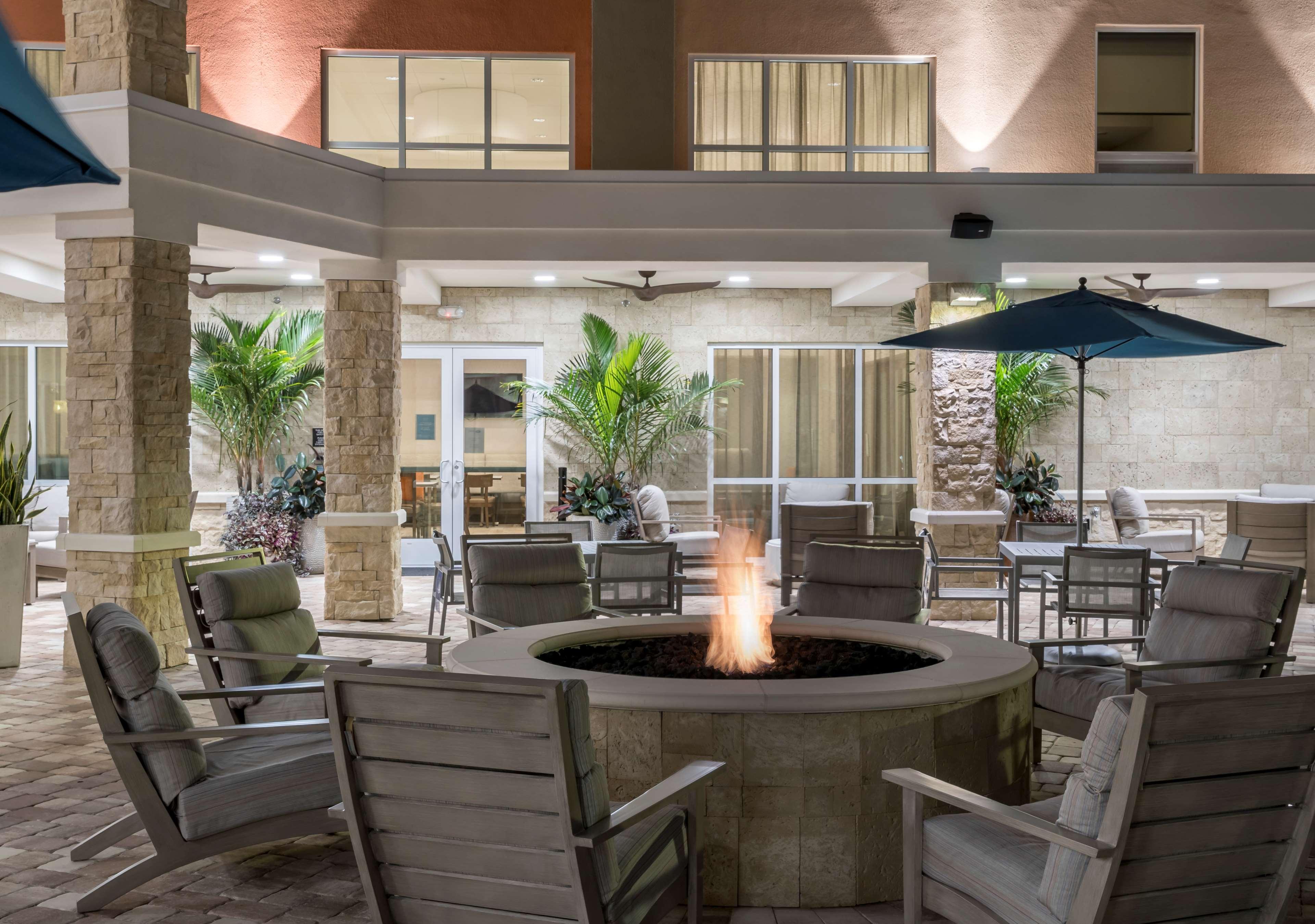 Vista Exterior Hampton Inn & Suites Cape Canaveral Cruise Port