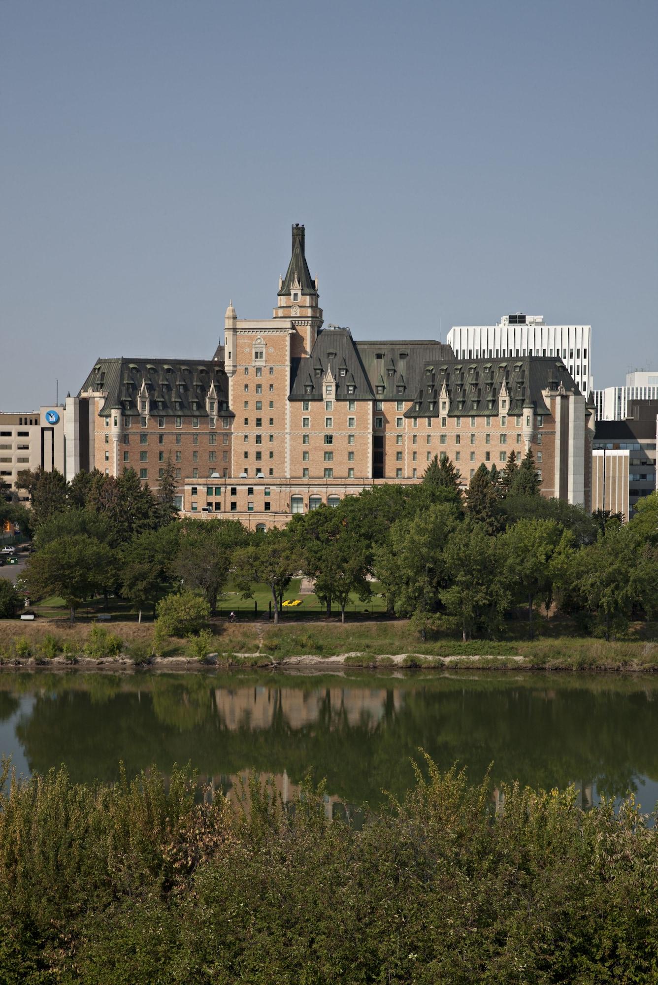 Vista Exterior Delta Hotels by Marriott Bessborough