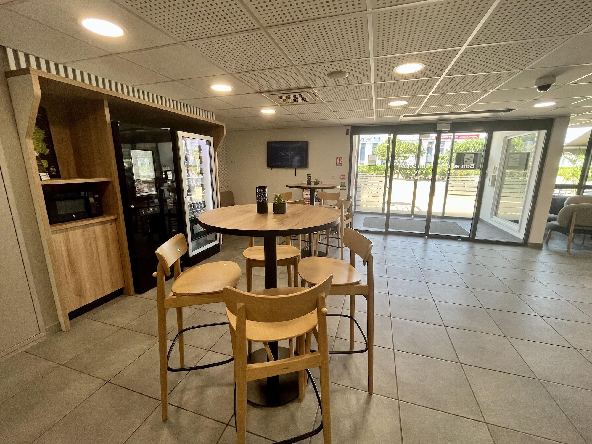 Vista Lobby B&B HOTEL Lyon Aéroport St Quentin Fallavier