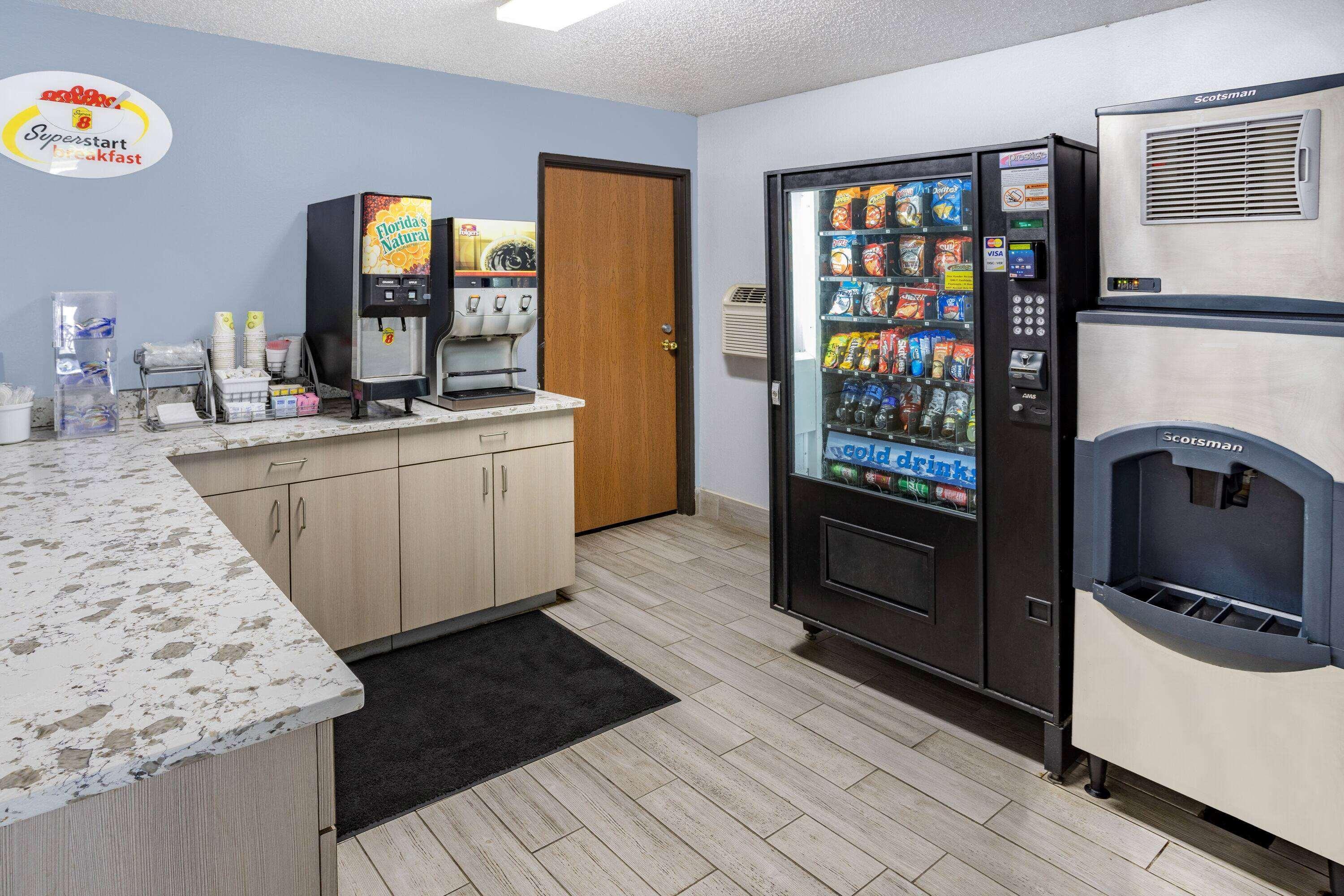 Restaurant Super 8 by Wyndham Johnstown/Gloversville