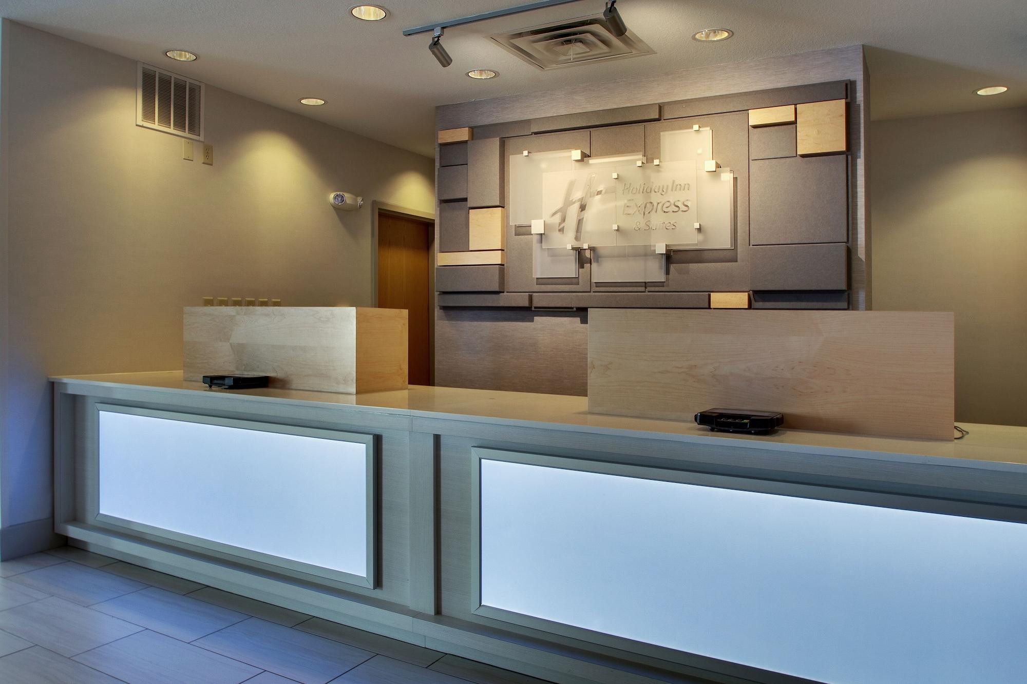 Vista Lobby Holiday Inn Express & Suites Morris by IHG