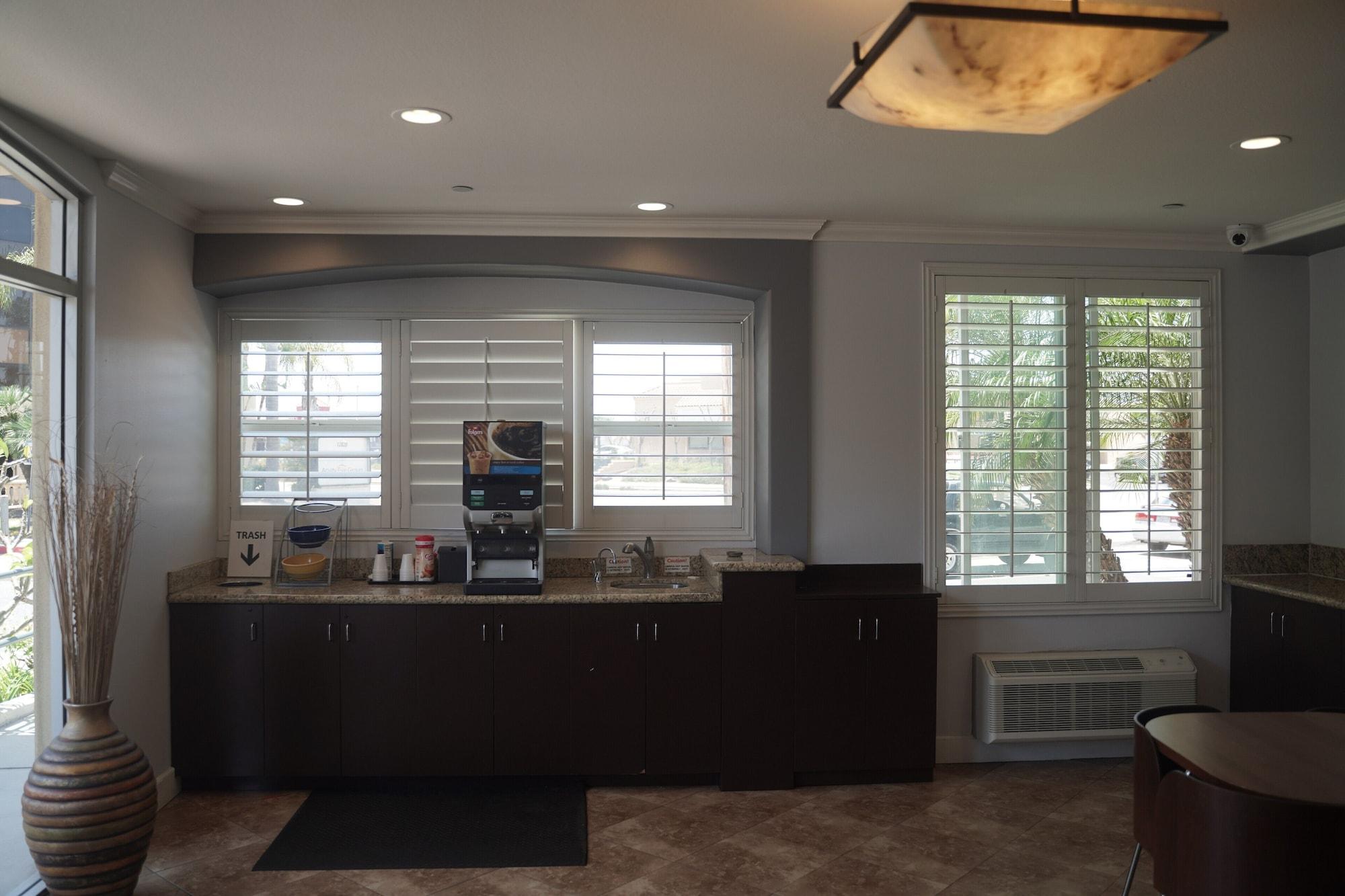 Vista Lobby Harbor Inn & Suites