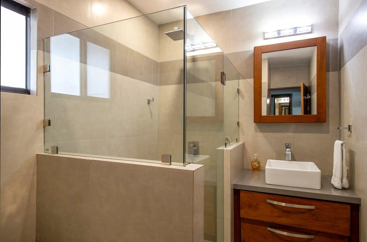 Baño Newly remodeled ground-floor unit in Flamingo - right in front of beach