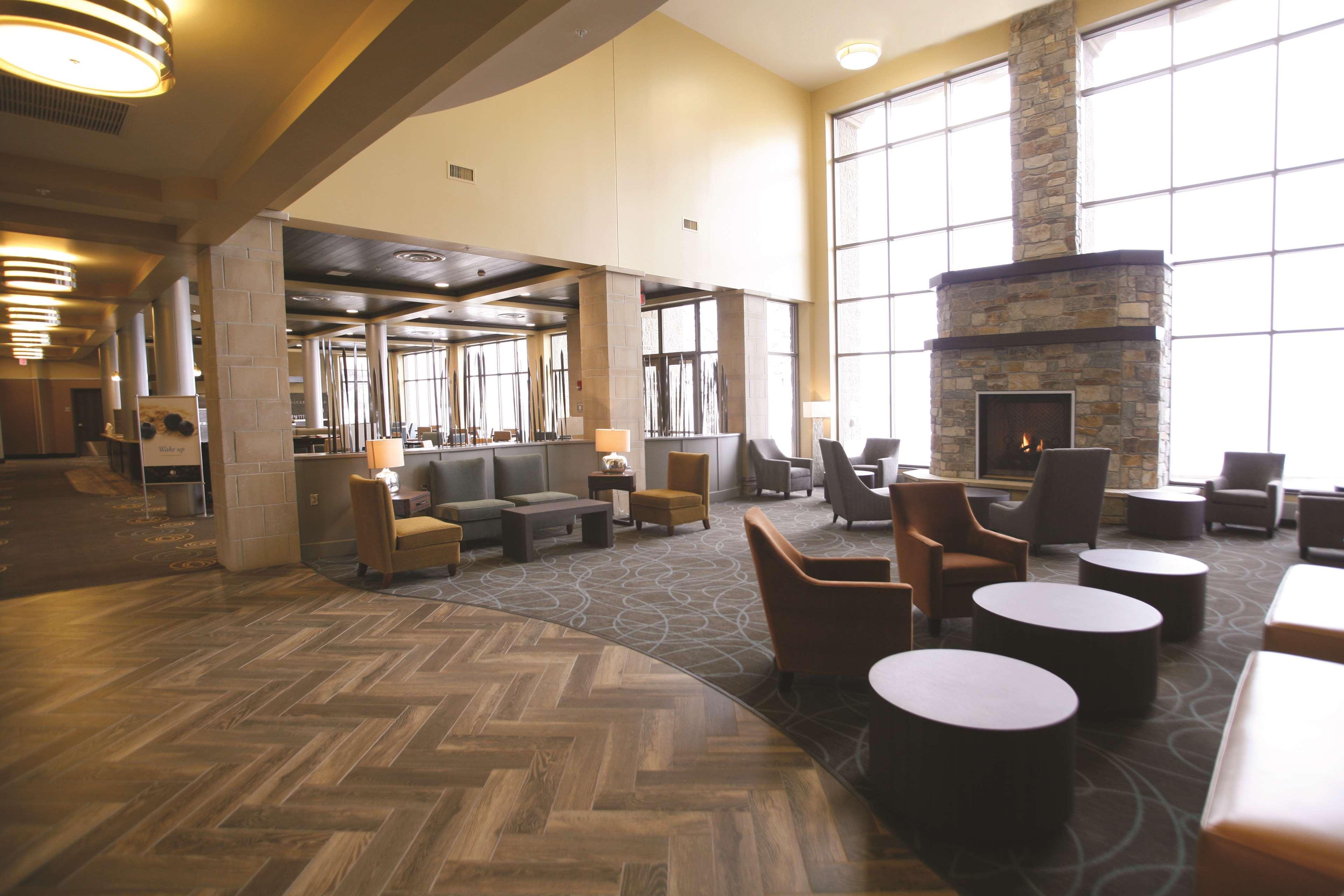 Vista Lobby DoubleTree by Hilton Bemidji
