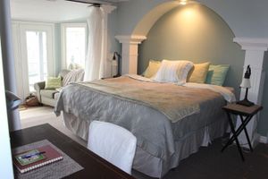 Casas - Cottage suite over Lake Erie w  hot tub & beach access  20% discount Nov 16-20