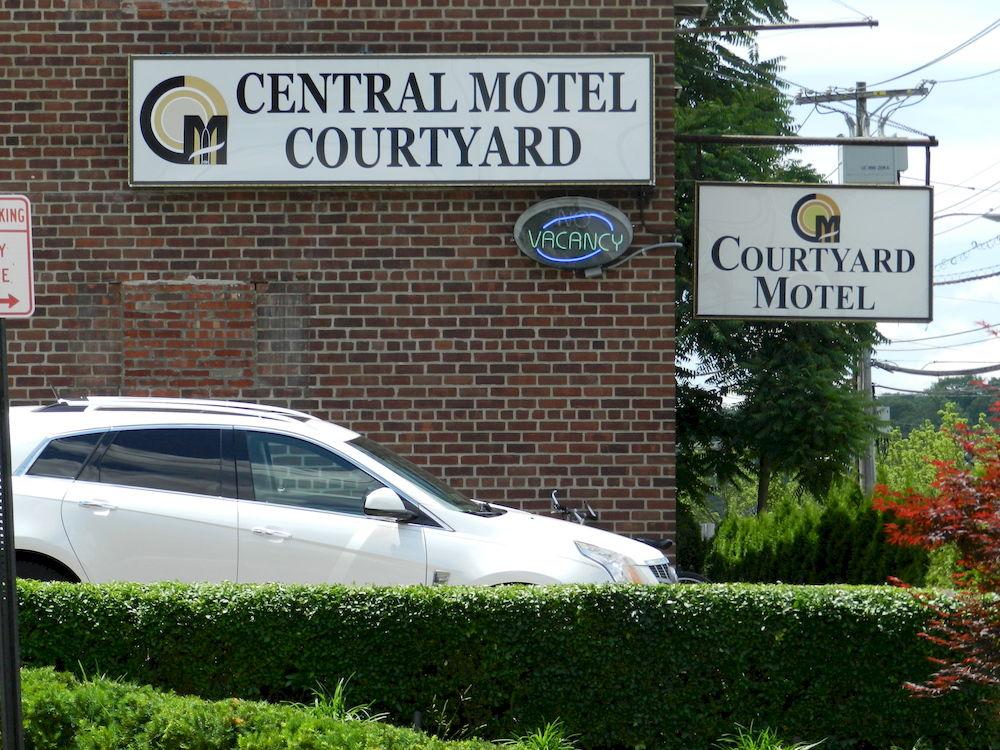 Vista Exterior Central Motel Courtyard