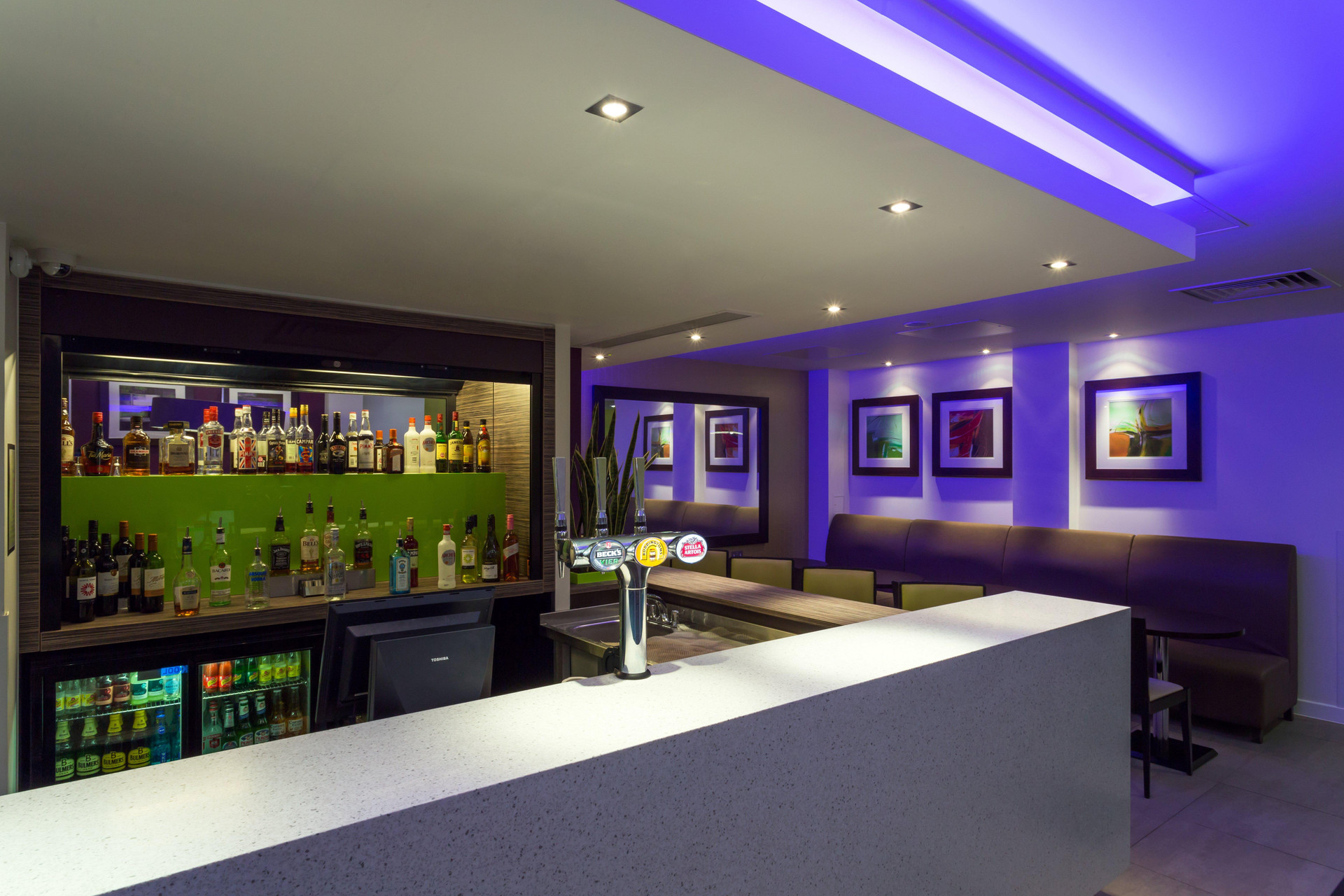 Bar/Salón Holiday Inn Express Harlow by IHG