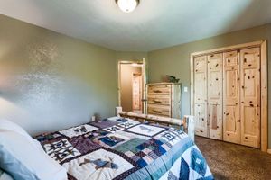 Alojamiento - Lodge on the Bluegrass; 60 acres, a pond with sandy beach & 1/3 mile of river.