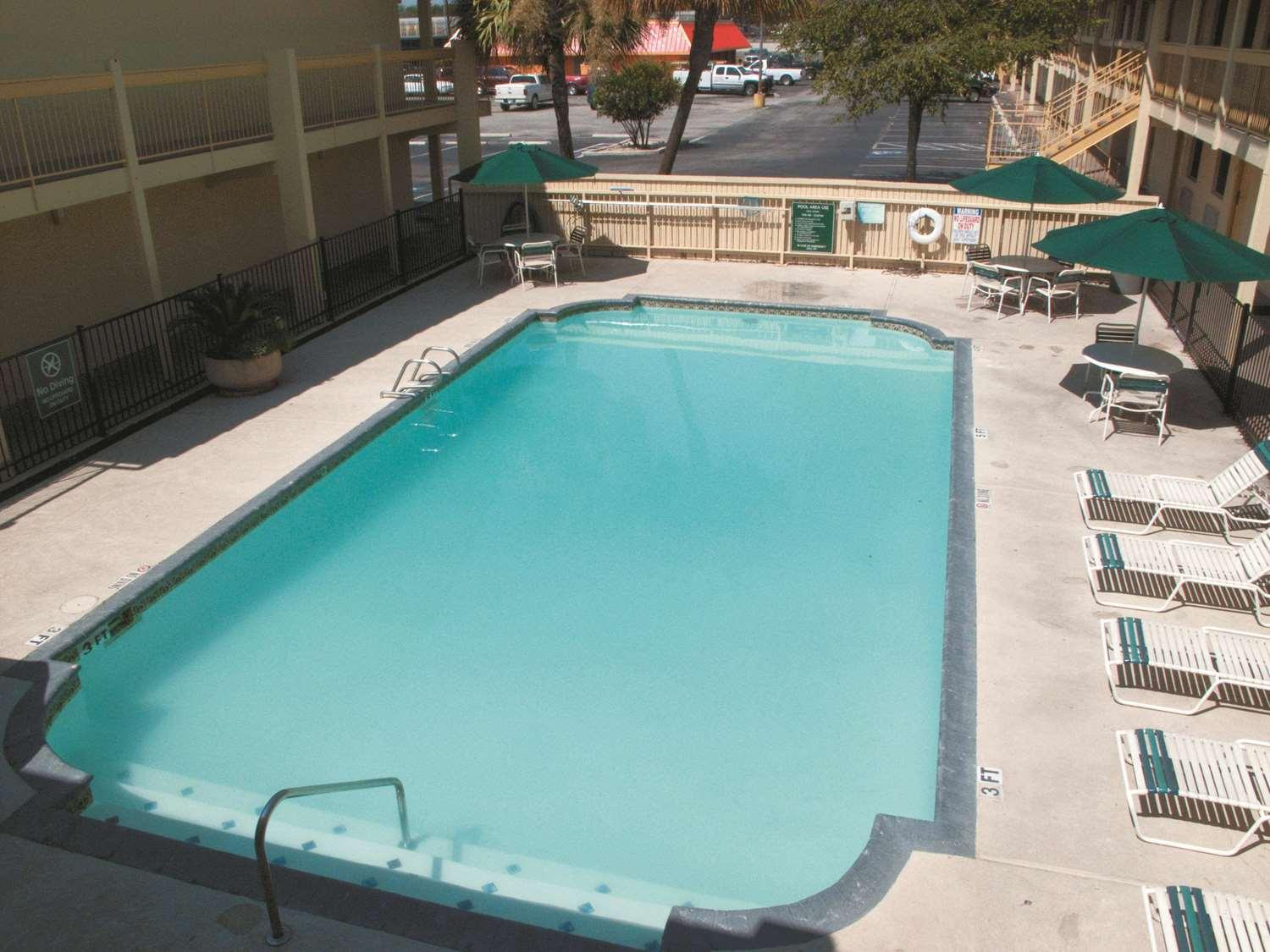 Vista da piscina La Quinta Inn San Antonio I-35 N at Rittiman Road