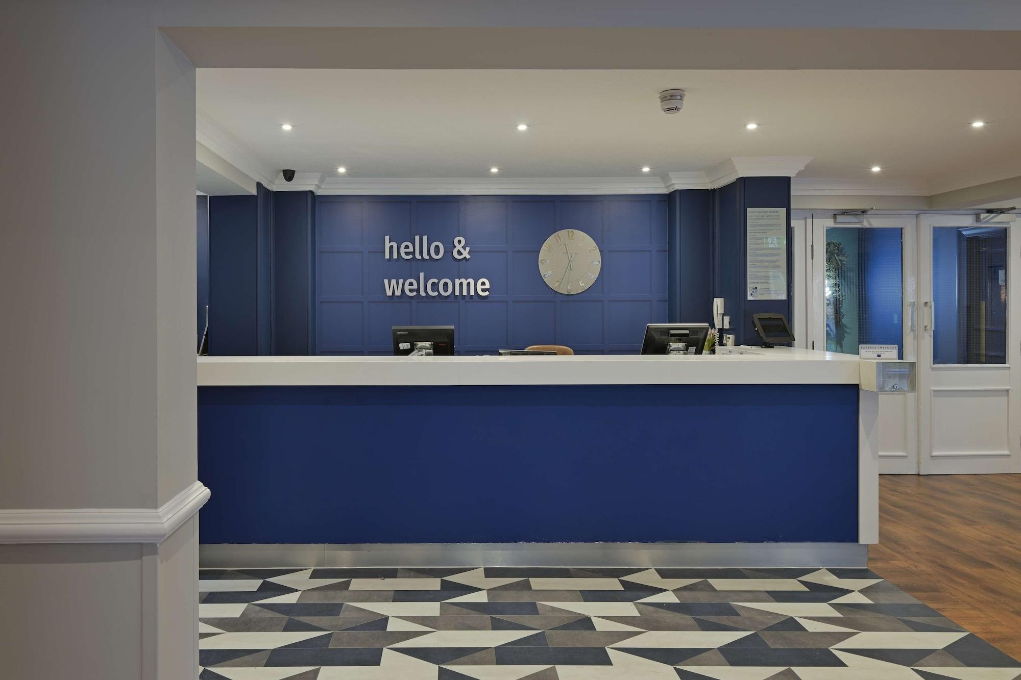 Vista Lobby Travelodge Bath Waterside