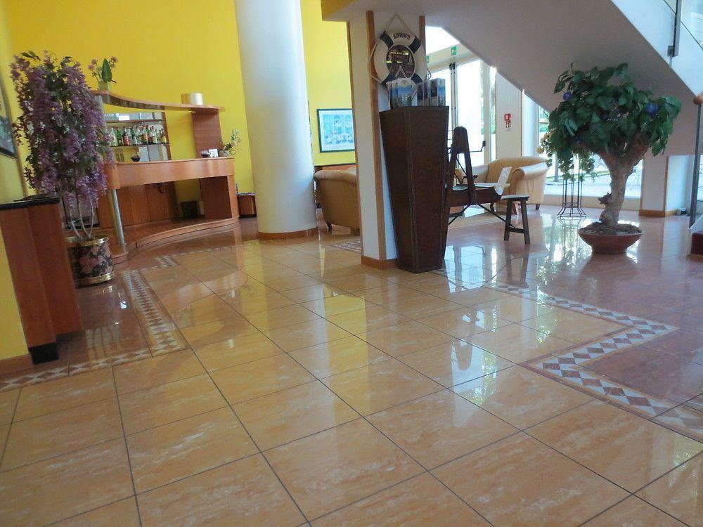 Bar/Salón Rèmin Plaza Hotel