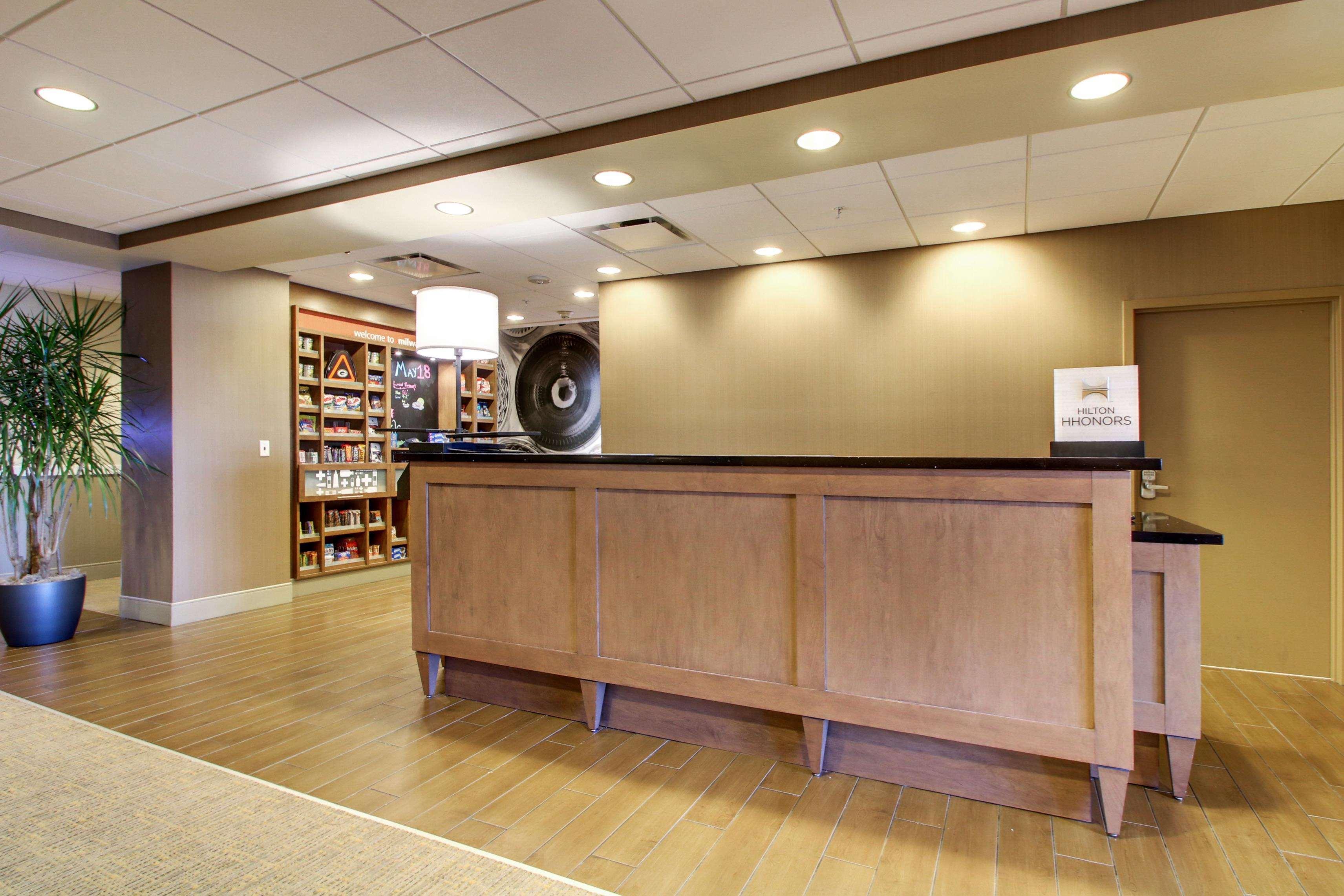 Vista Lobby Hampton Inn & Suites Milwaukee West