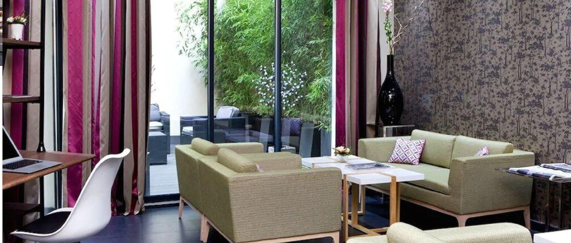 Bar/Salón Serotel Suites