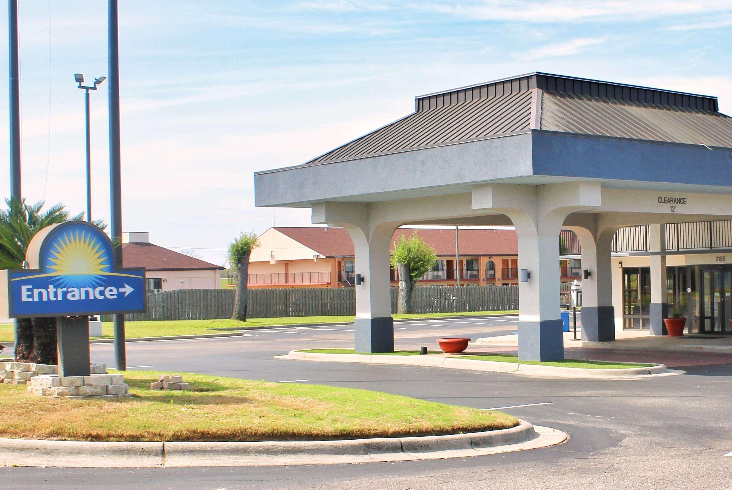Vista Exterior Days Inn by Wyndham Marianna