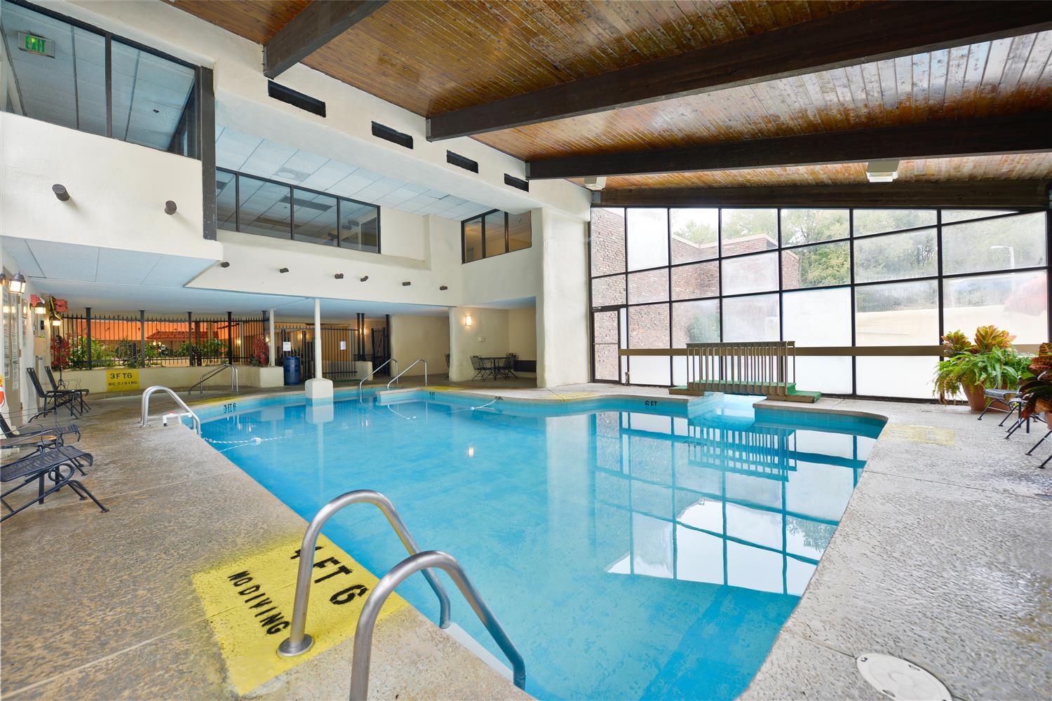 Vista Piscina Best Western Plus La Porte Hotel & Conference Center