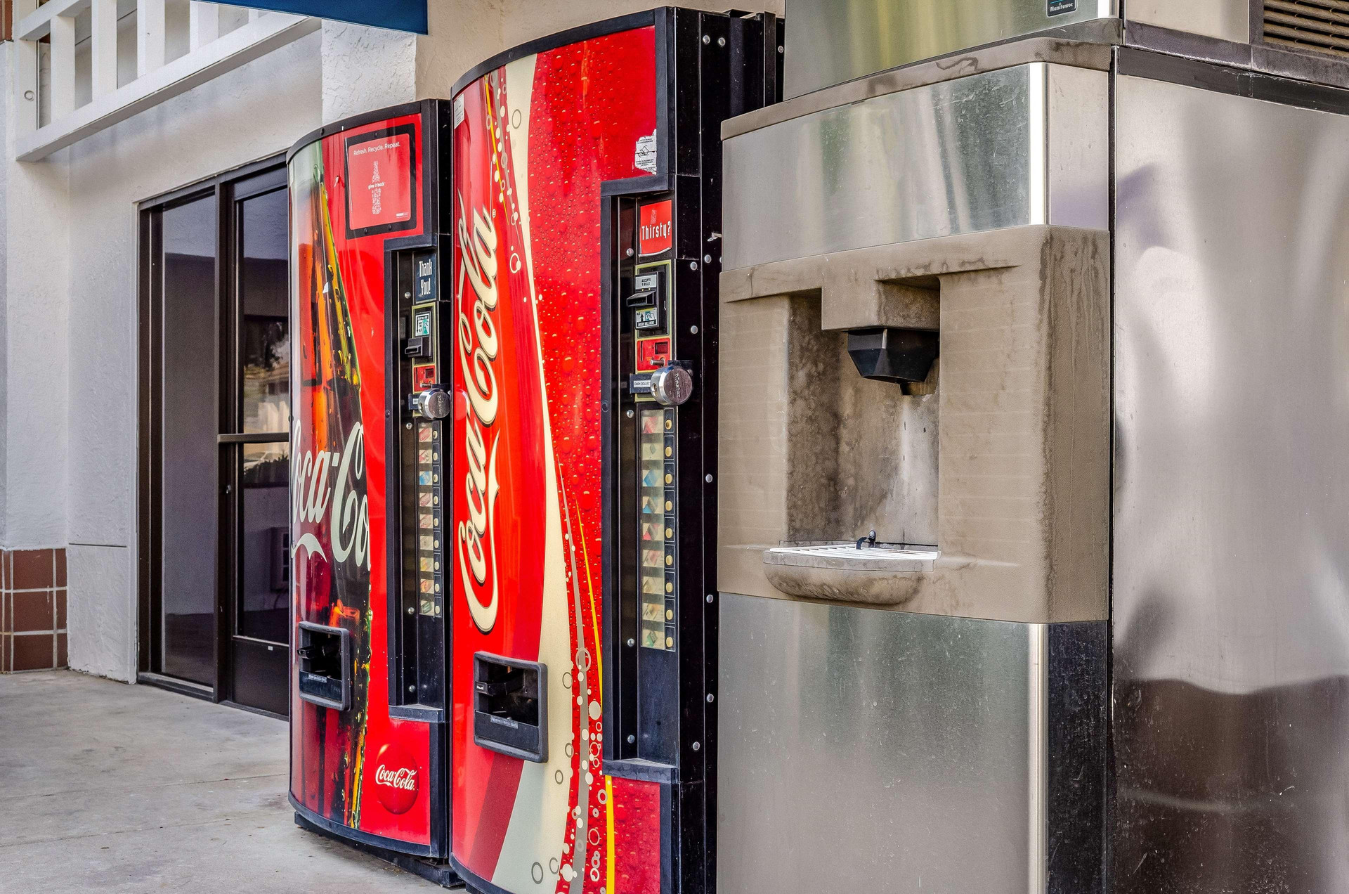 Vista Exterior Motel 6 Oakdale, CA