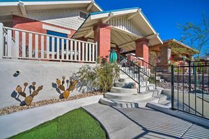 Alquiler Vacacional - Colorful El Paso Home w/ Deck & Mtn Views!