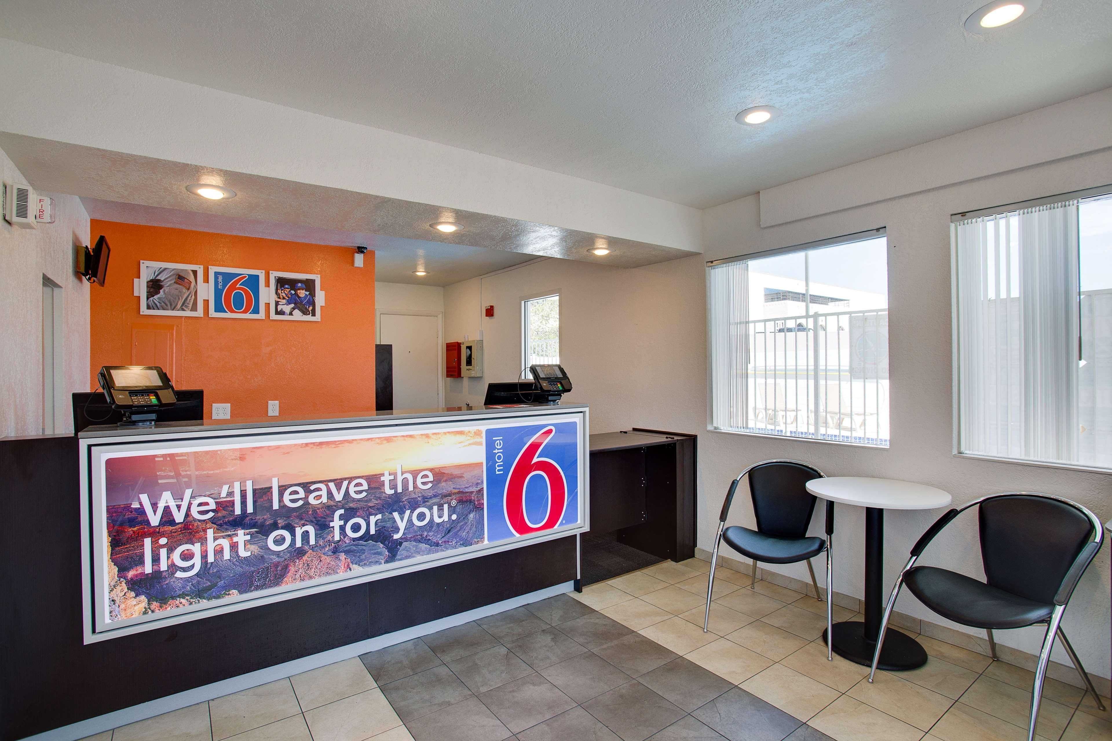 Vista Lobby Motel 6 Albuquerque, NM - Carlisle