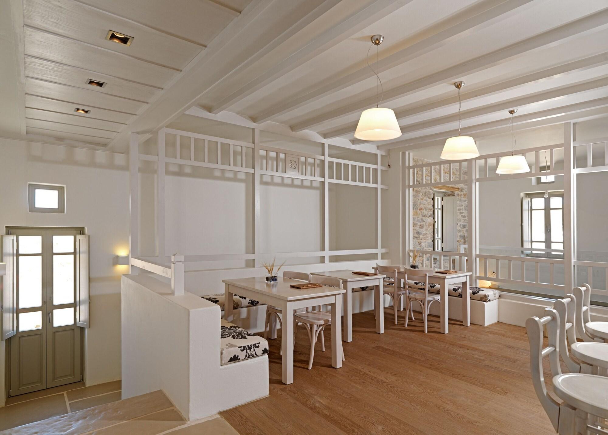 Bar/Salón Themonies Luxury Suites