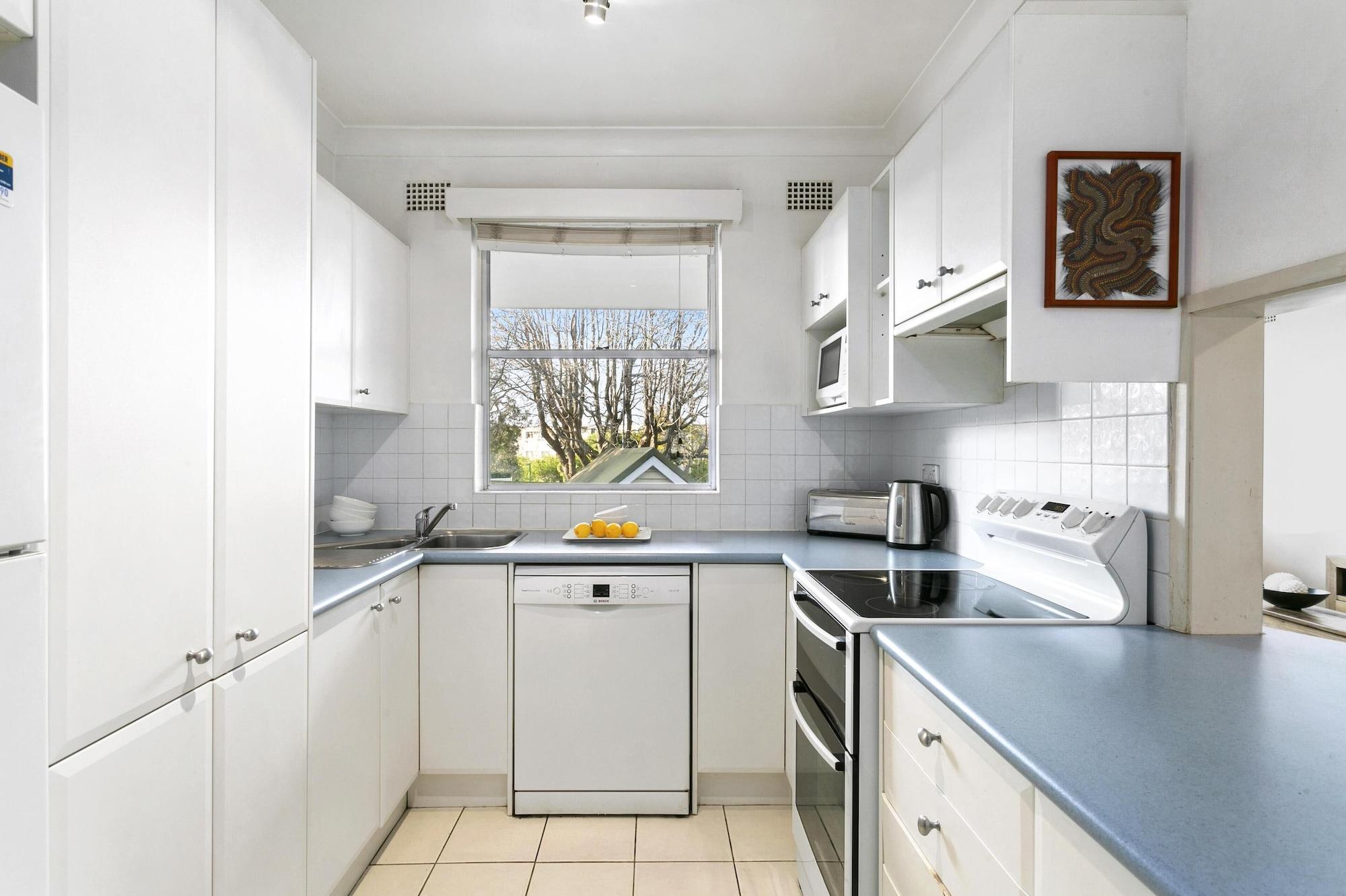 Cocina Balmoral - RAG03 Raglan Street - Spacious 2BR Apartment with Large Balcony Just 200m from Balmoral Beach