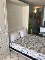 Alquiler Vacacional - DIRECT Oceanfront Clean Comfy Studio   Can’t  get closer to the beach or pool!