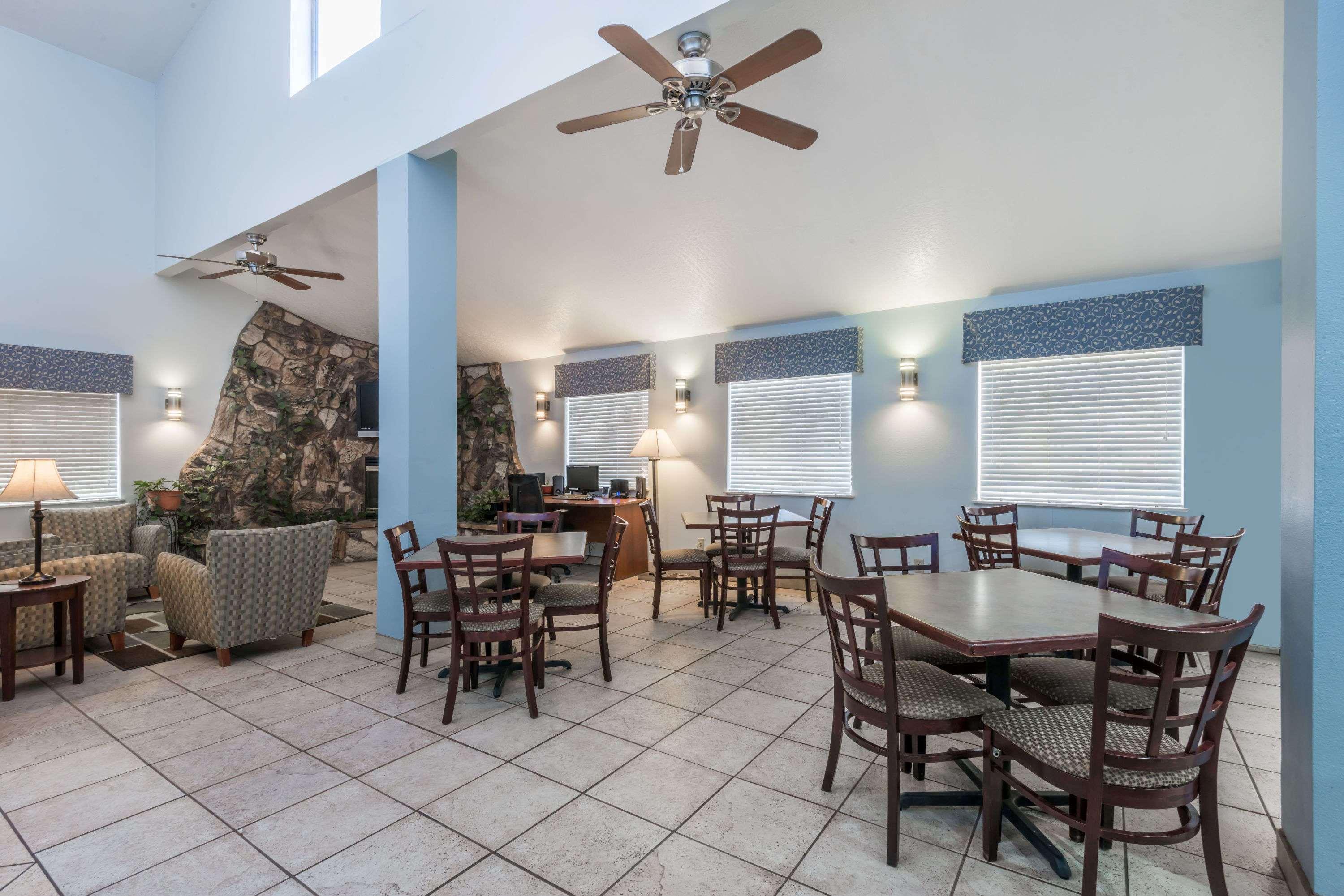 Restaurant Days Inn by Wyndham Las Vegas