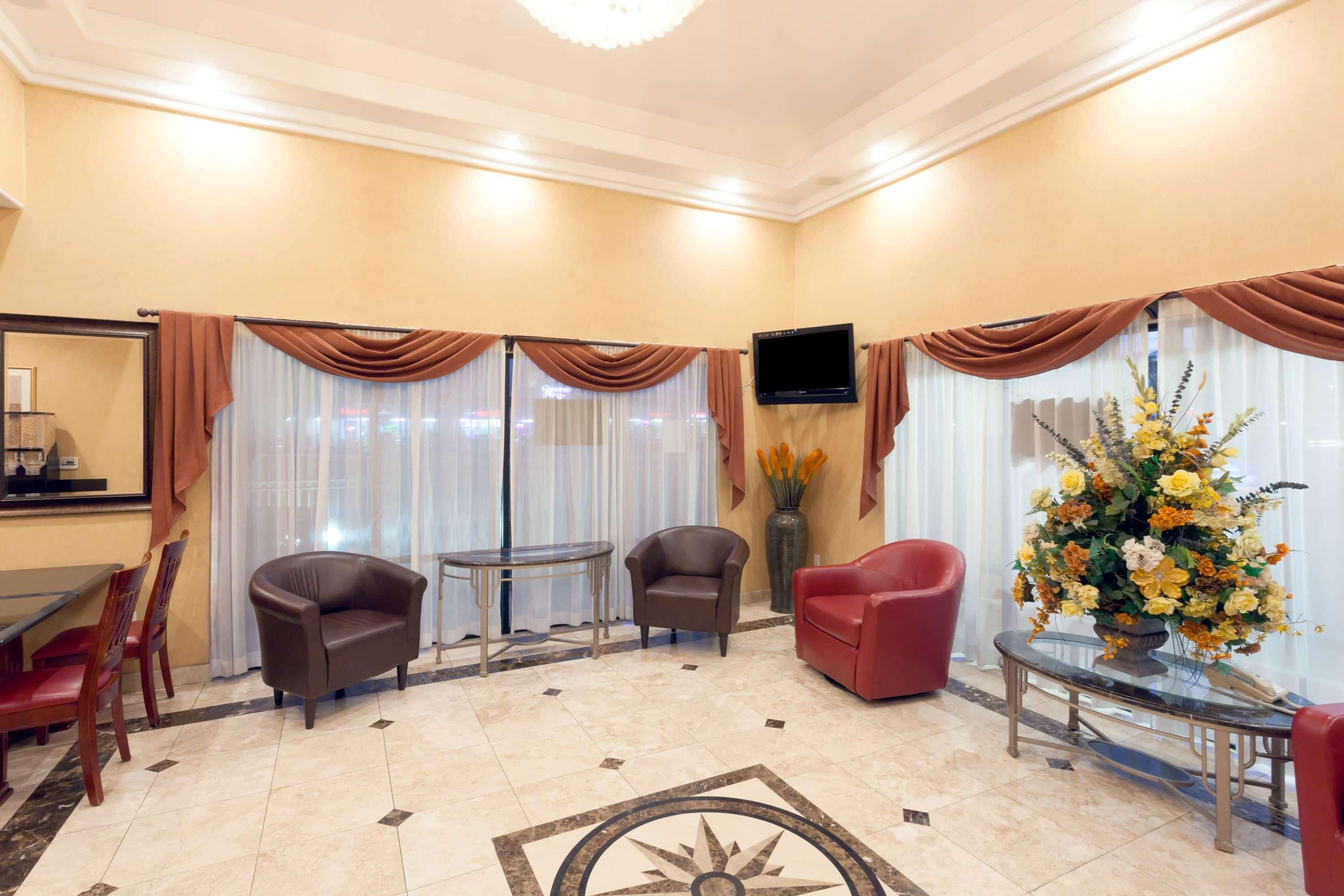 Vista Lobby Howard Johnson Hotel & Suites by Wyndham Pico Rivera