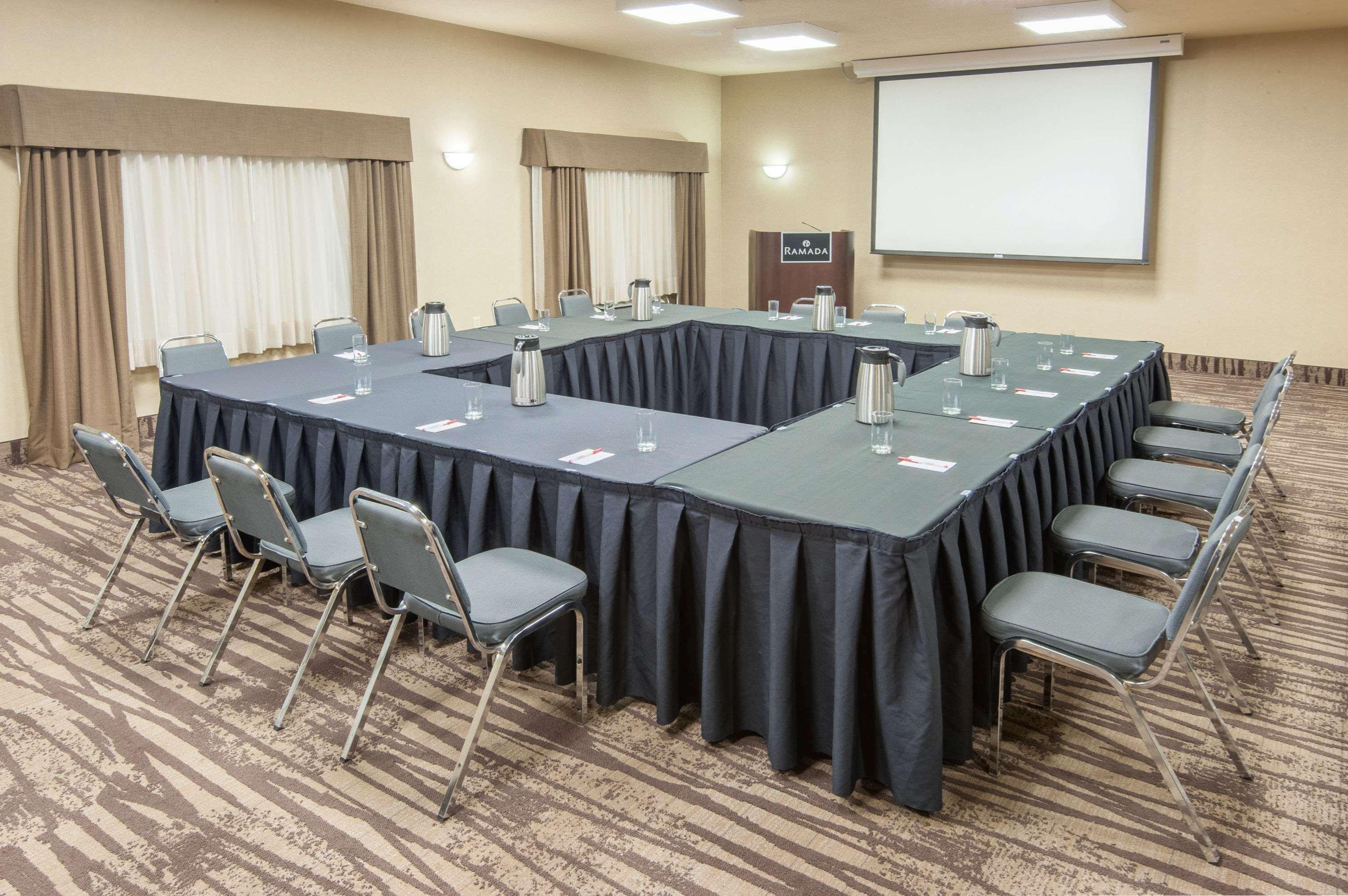 Centro de Negocios Ramada By Wyndham Drumheller Hotel & Suites