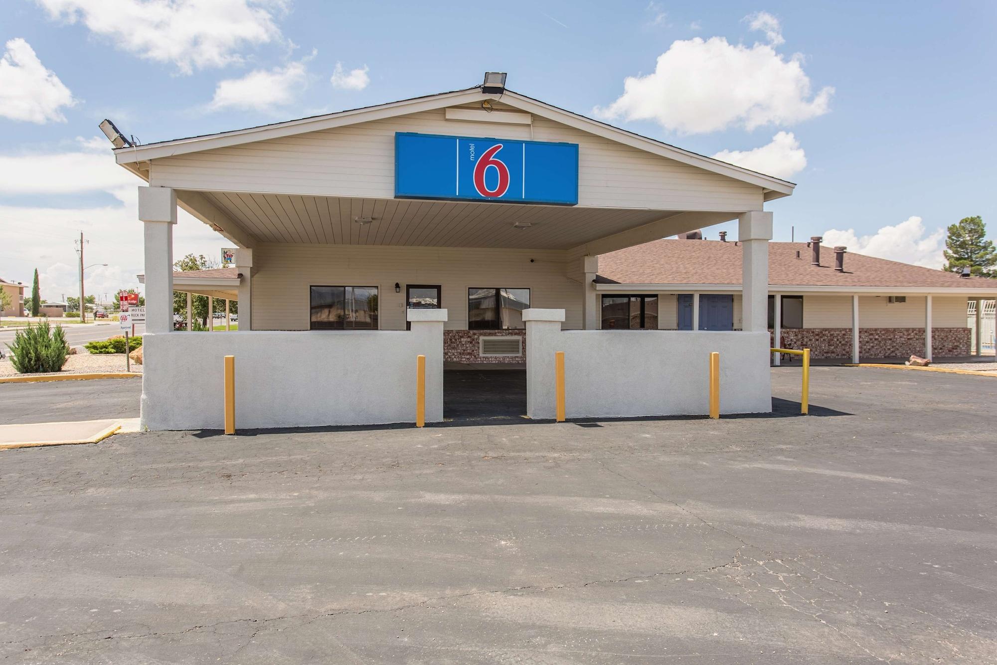 Vista Exterior Motel 6 Lordsburg, NM