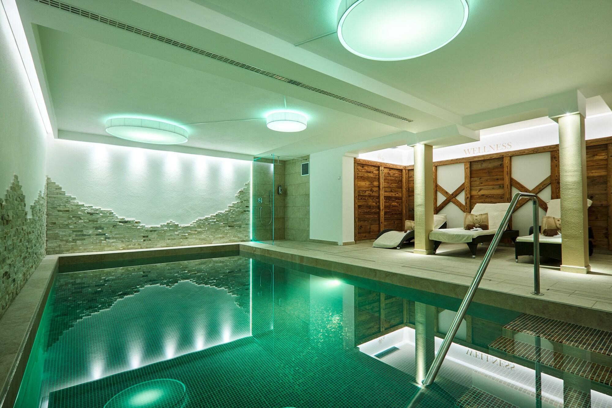 Vista Piscina Hotel Garni Savoy