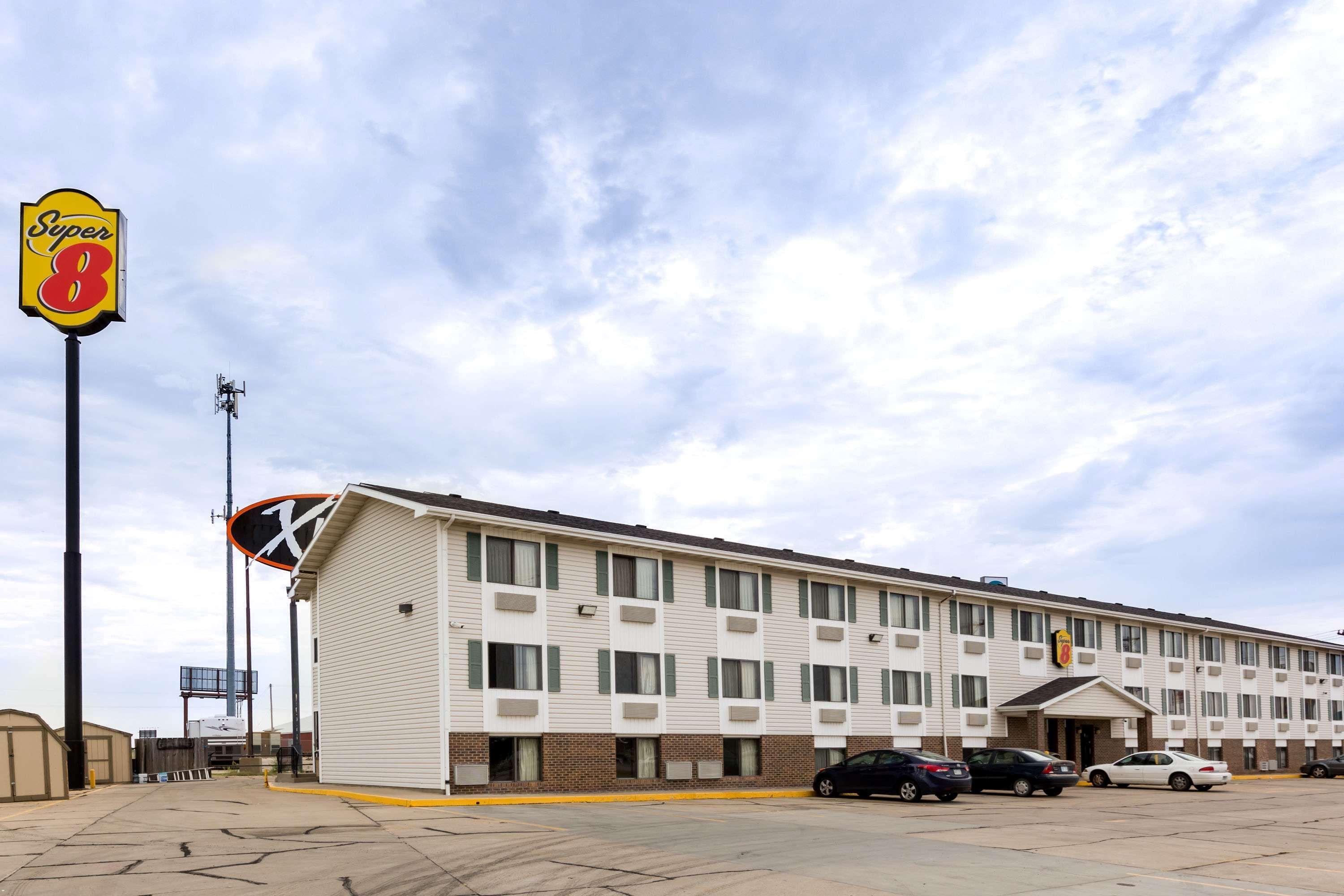 Vista Exterior Super 8 by Wyndham Hays KS