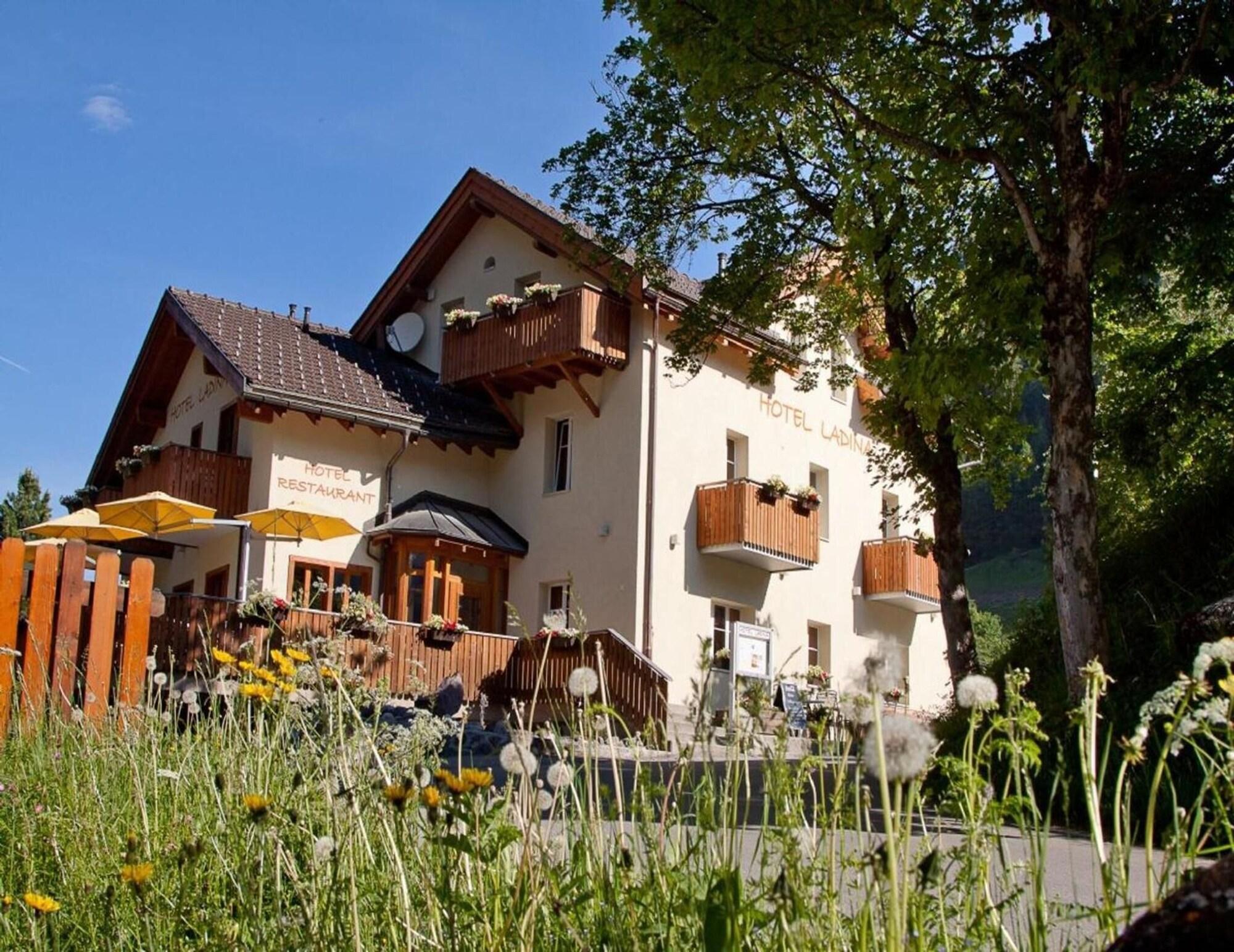 Vista Exterior Hotel Ladina