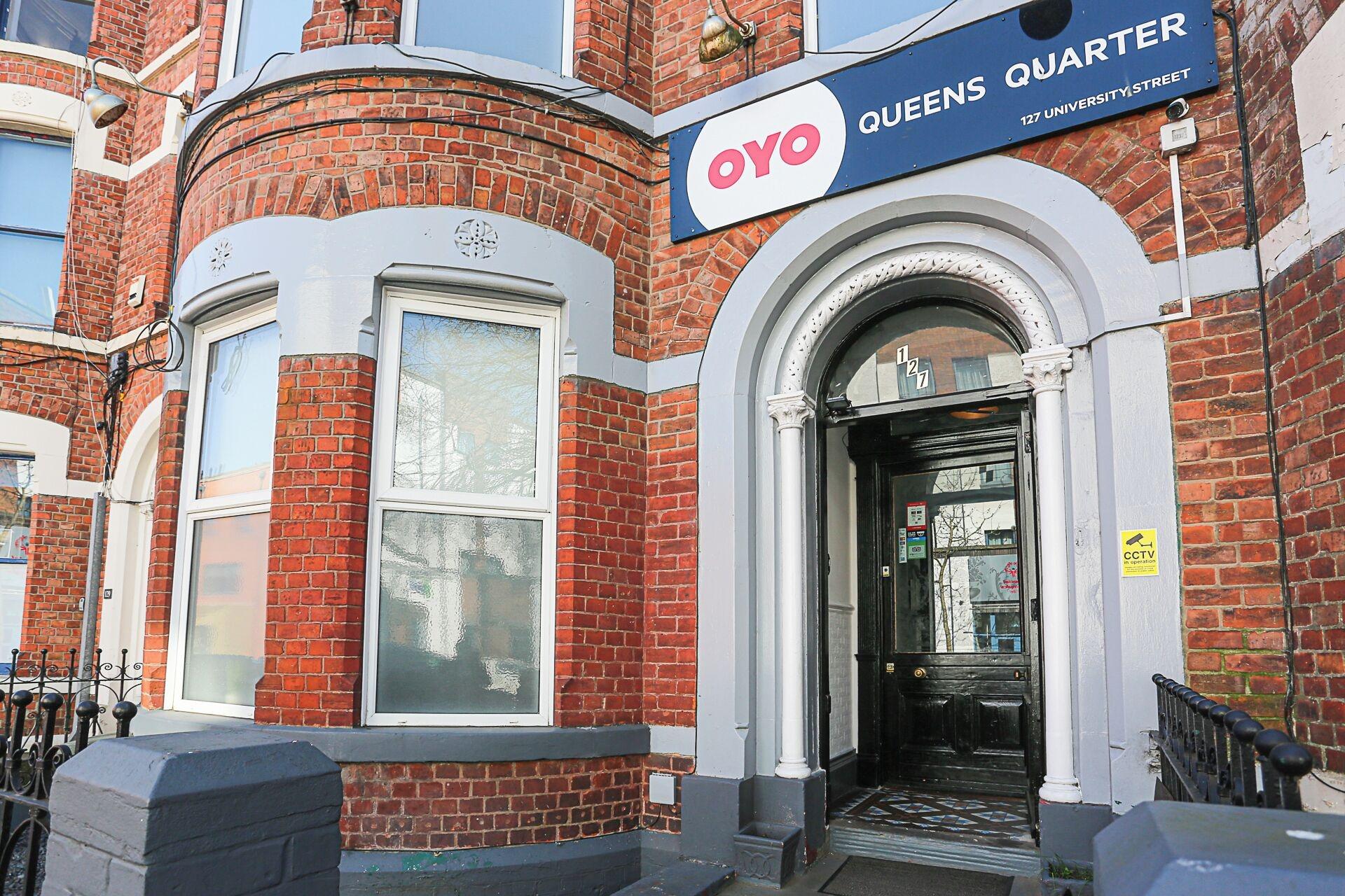 Vista Exterior OYO Queens Quarter