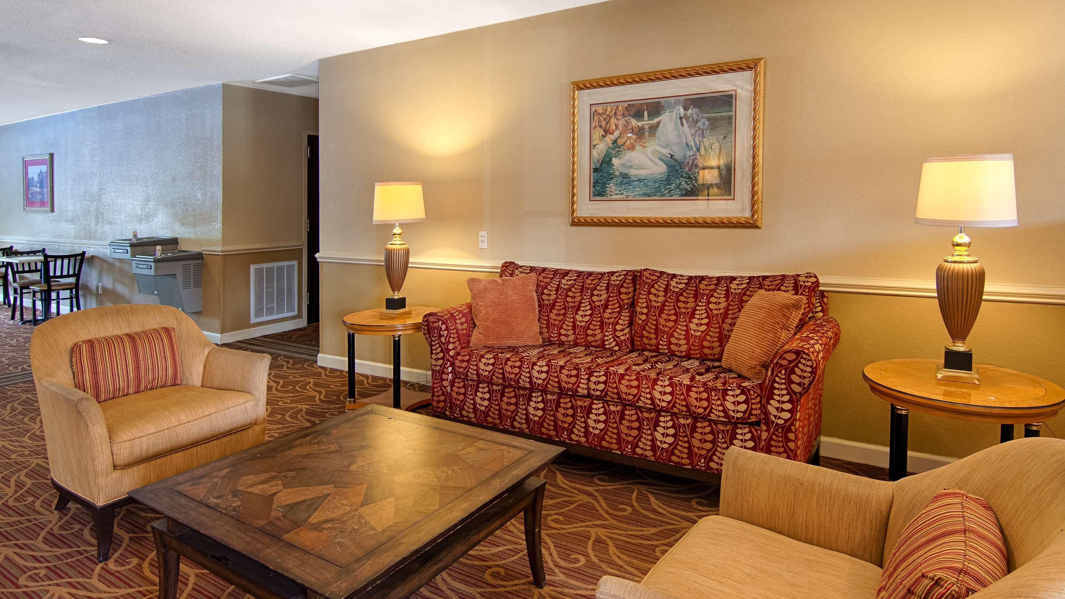 Vista Lobby SureStay Plus Hotel by Best Western Tarboro