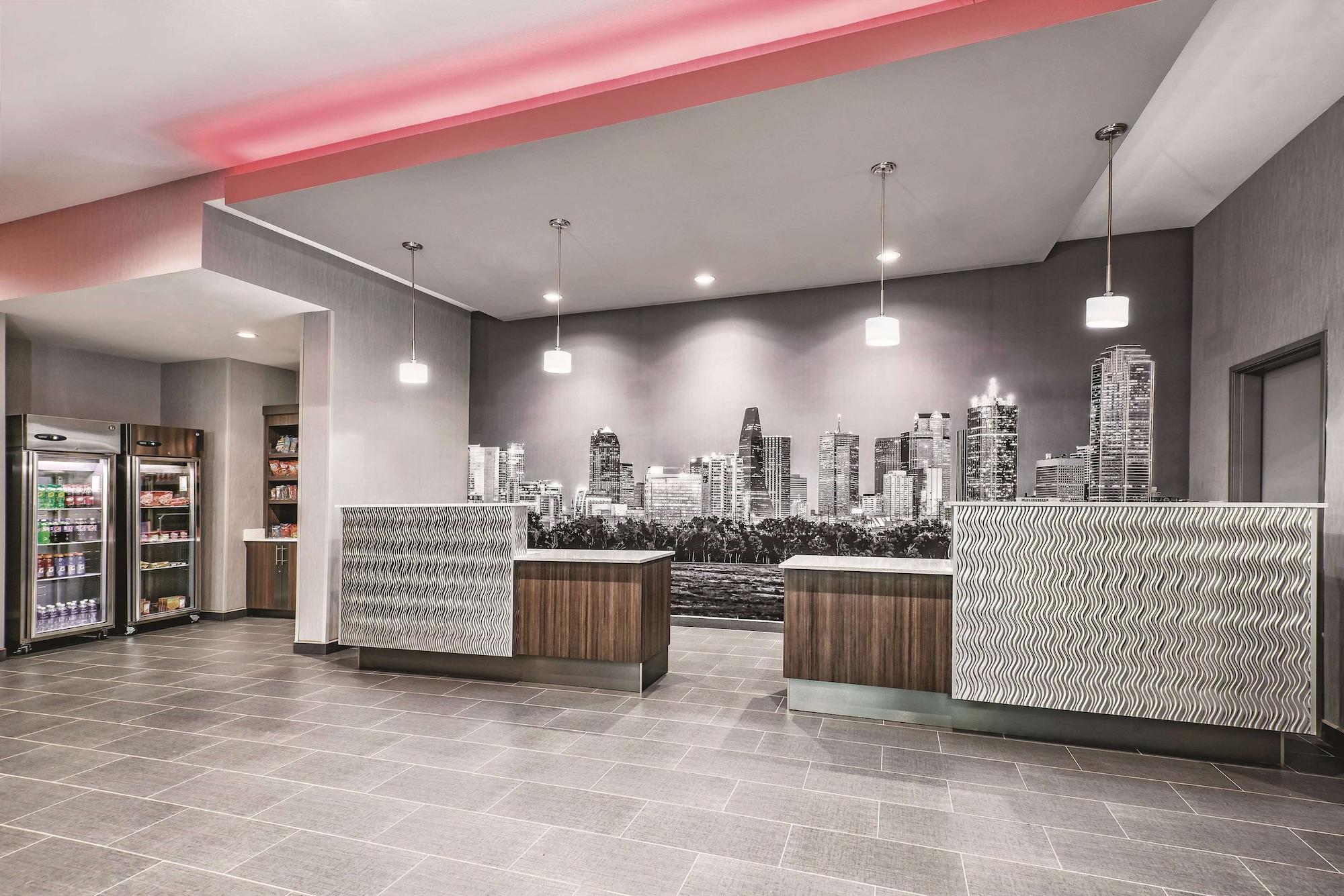 Vista Lobby La Quinta Inn & Suites by Wyndham Dallas Grand Prairie North