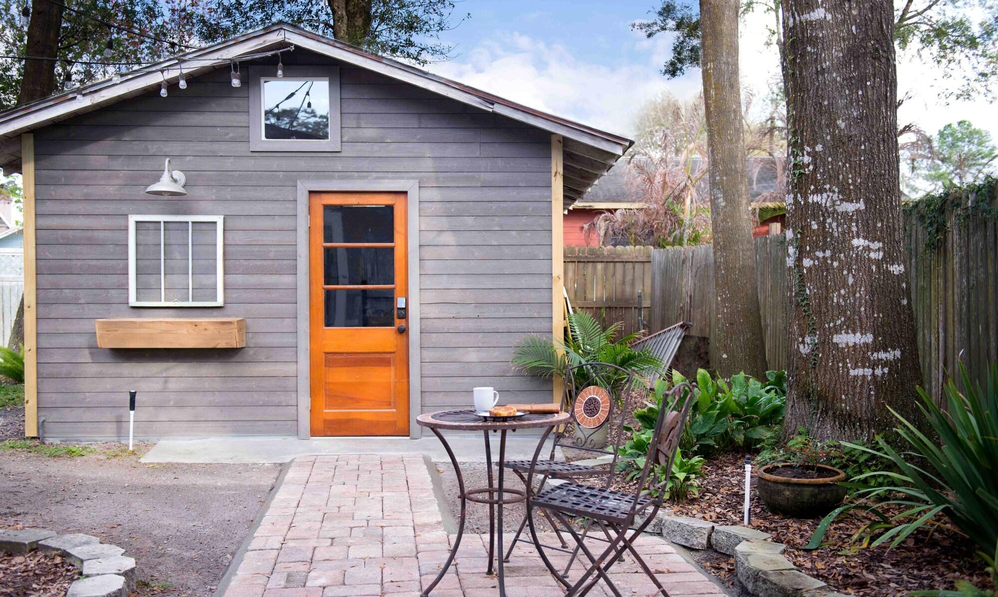 Varios Quiet Shed in Downtown