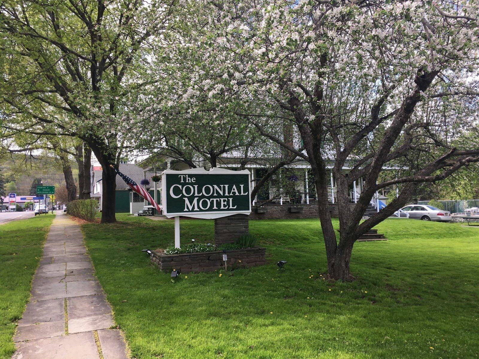 Varios The Colonial Motel