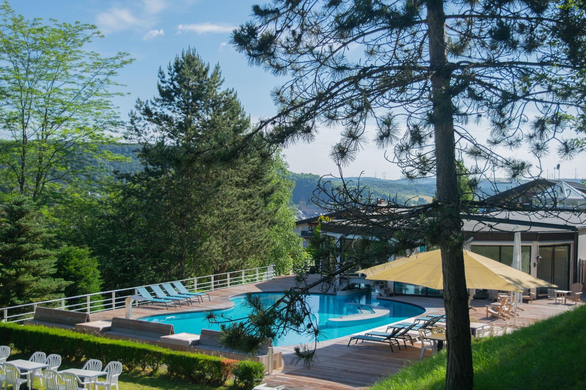 Vista Piscina Hôtel Eden au Lac