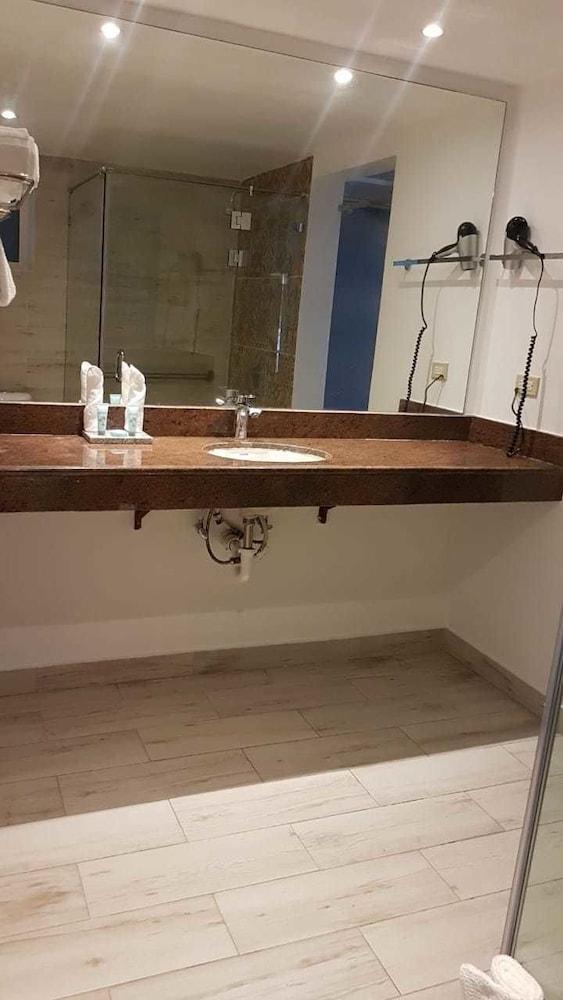 Hotel Royal Decameron Cornwall Beach