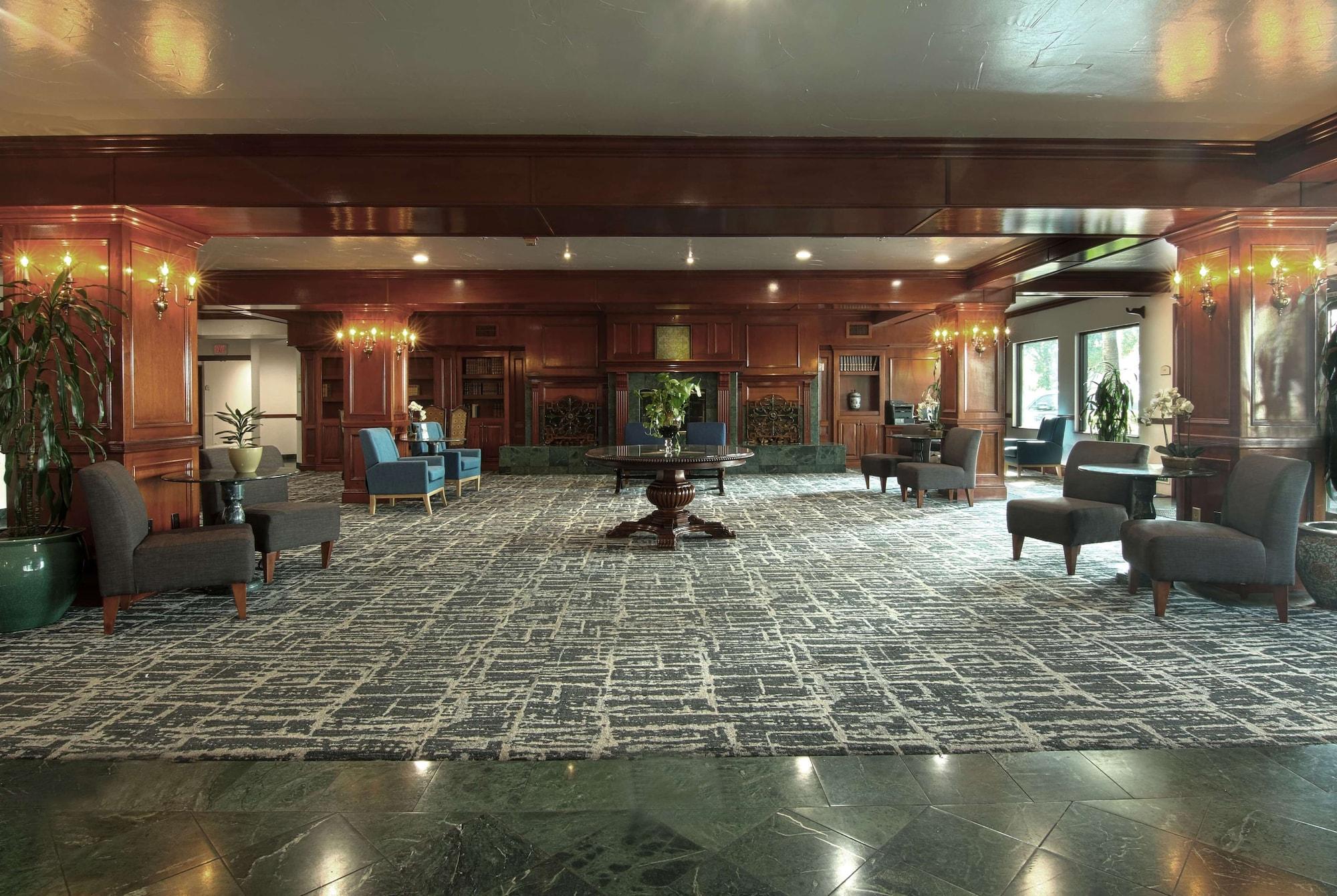 Vista Lobby Azure Hotel & Suites, Trademark Collection by Wyndham