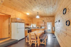 Alquiler Vacacional - 6 Mi to Shingleton: Manistique Home w/ Yard!